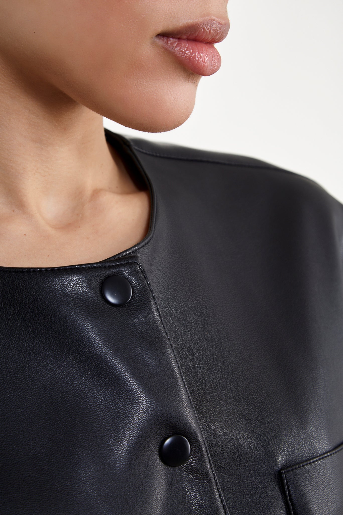 Black vegan leather round collar cropped jacket_4