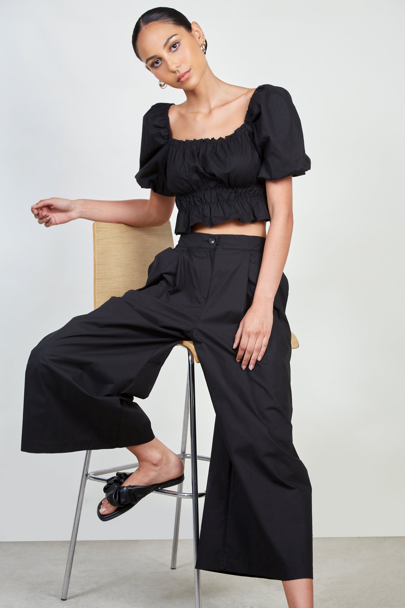 Black wide leg pleated trousers_5