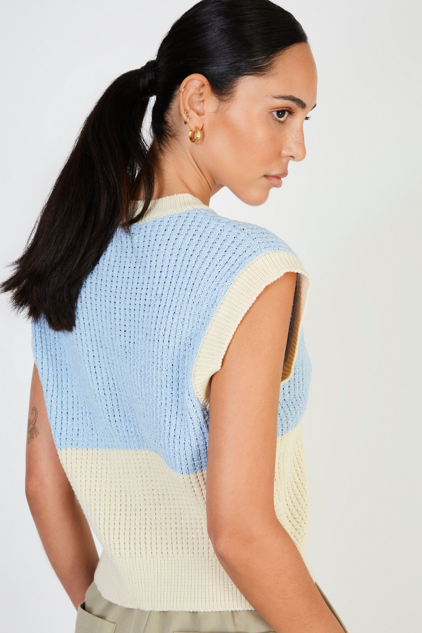 Blue and beige colorblock waffle knit sweater vest_2