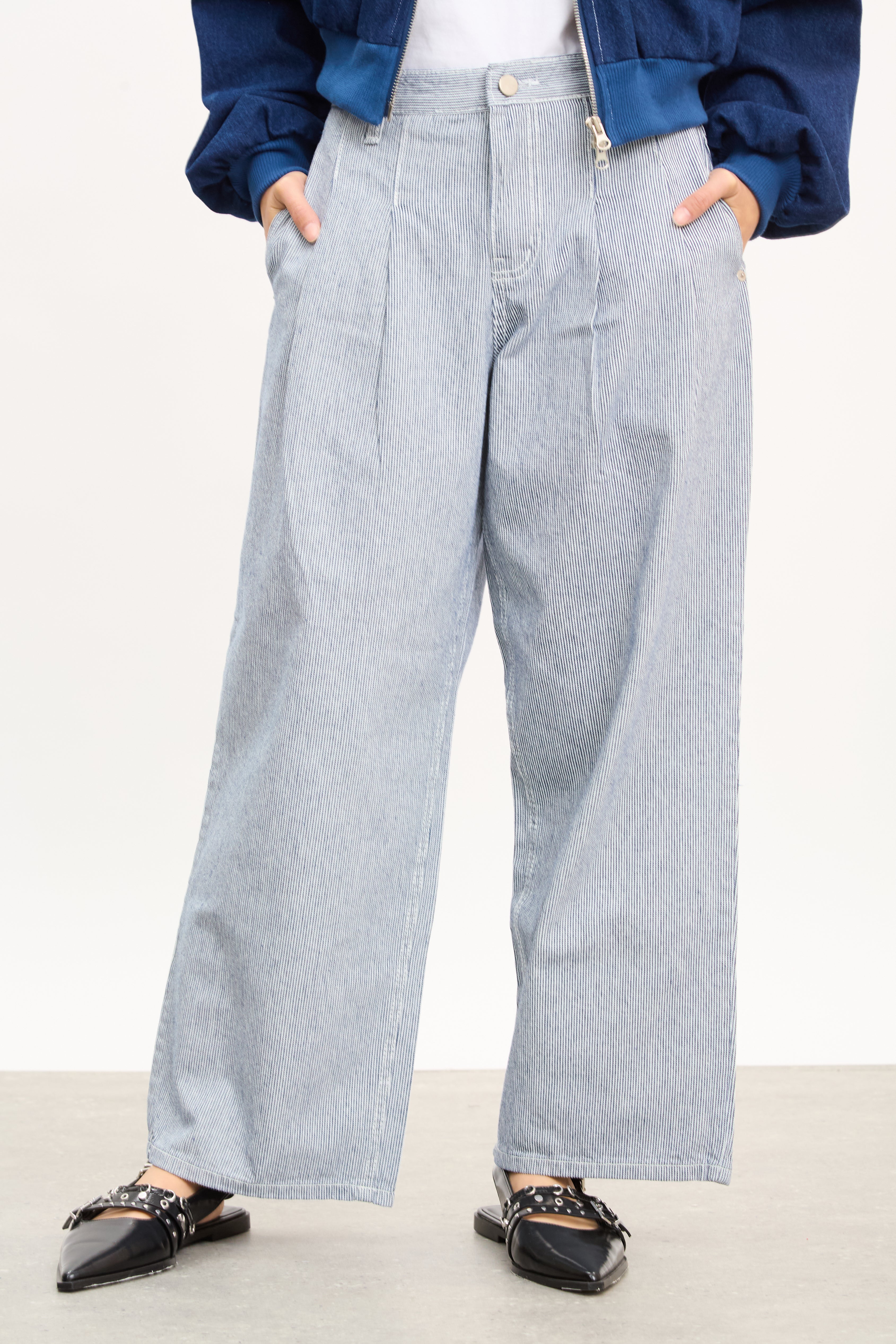 Blue and white vertical striped pleated jeans_1