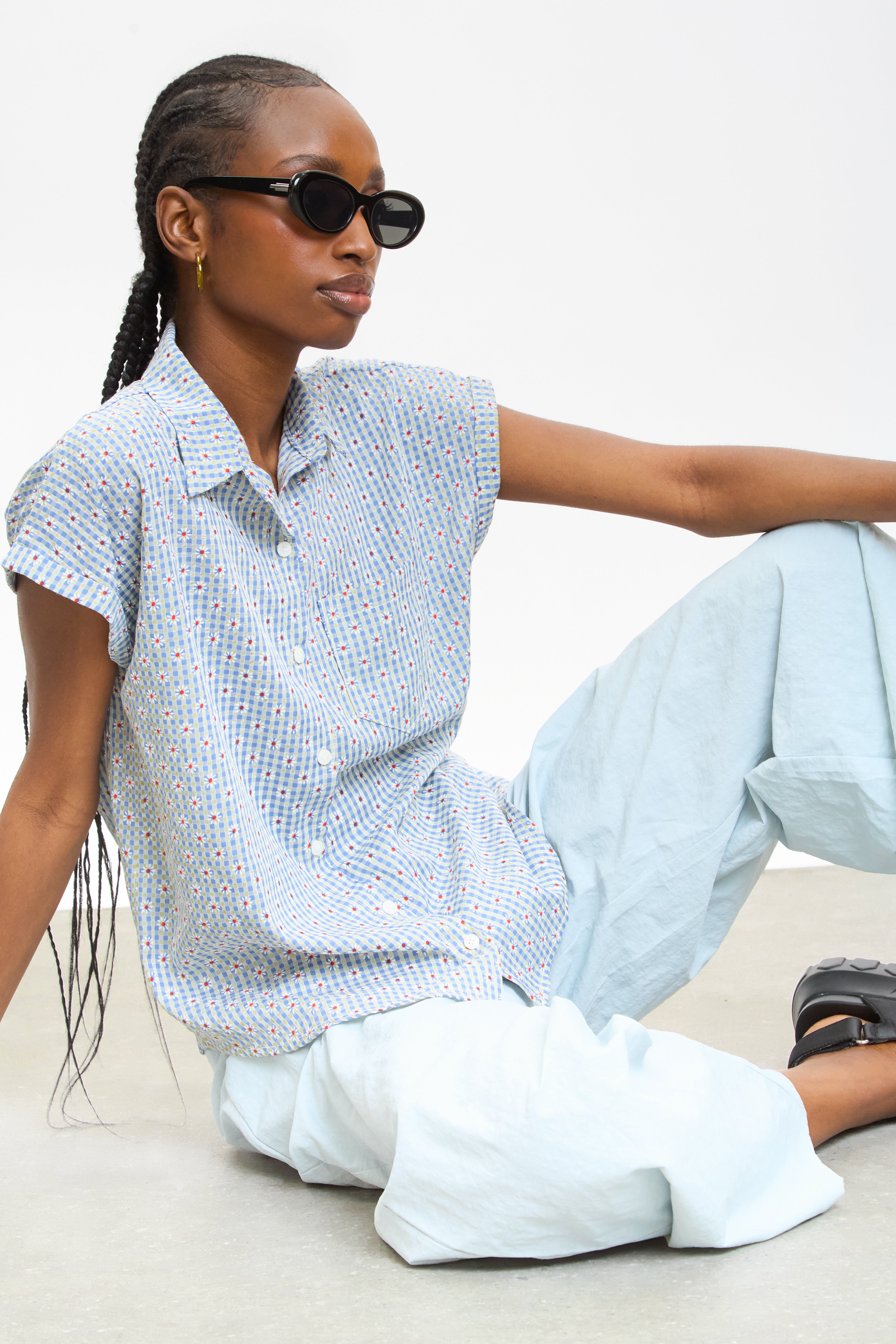 Blue daisy gingham short sleeved shirt_5