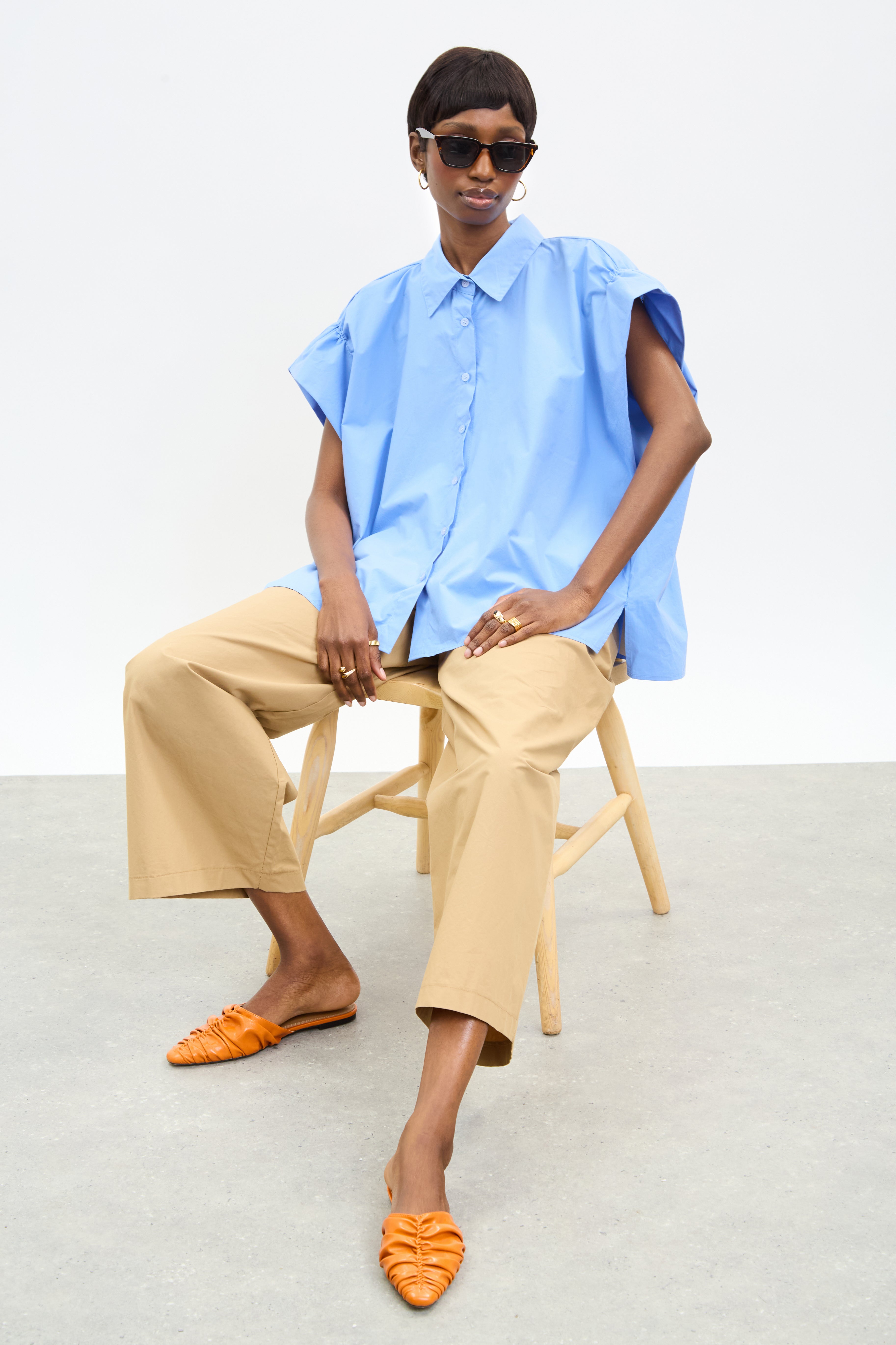 Blue gathered shoulder short sleeved shirt_5