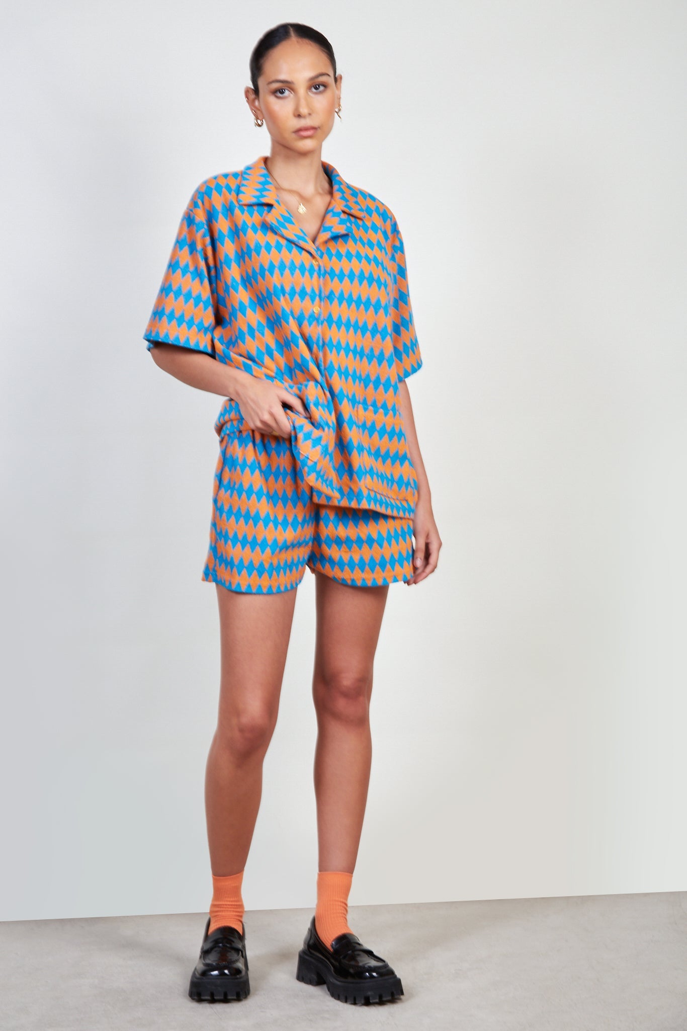 Blue and orange diamond print shorts_4