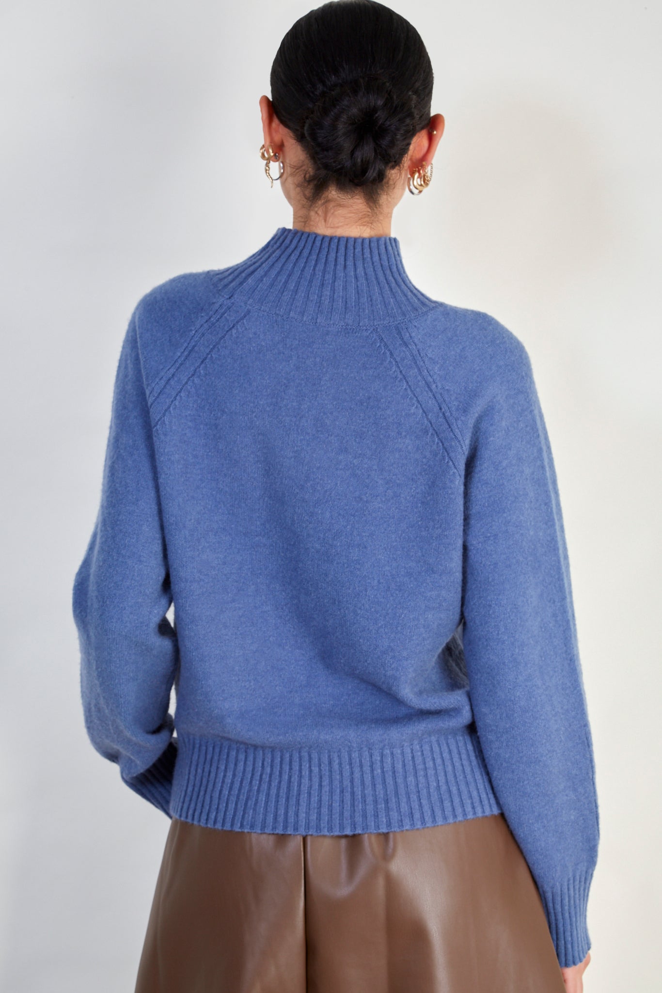 Blue cashmere blend ribbed neck jumper_3
