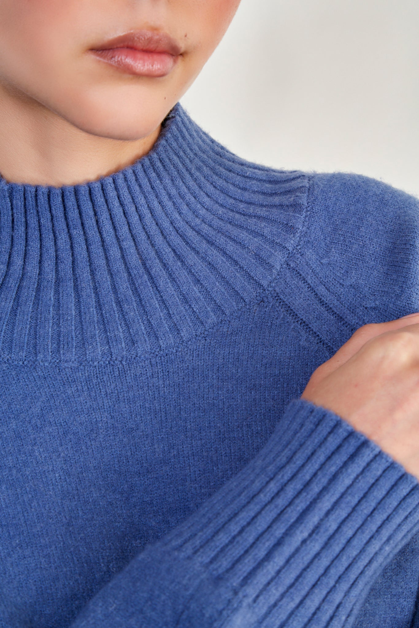 Blue cashmere blend ribbed neck jumper_4