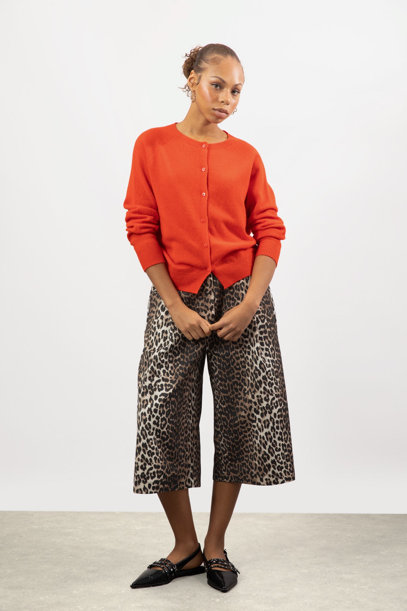 Bright red pure wool round neck cardigan_4