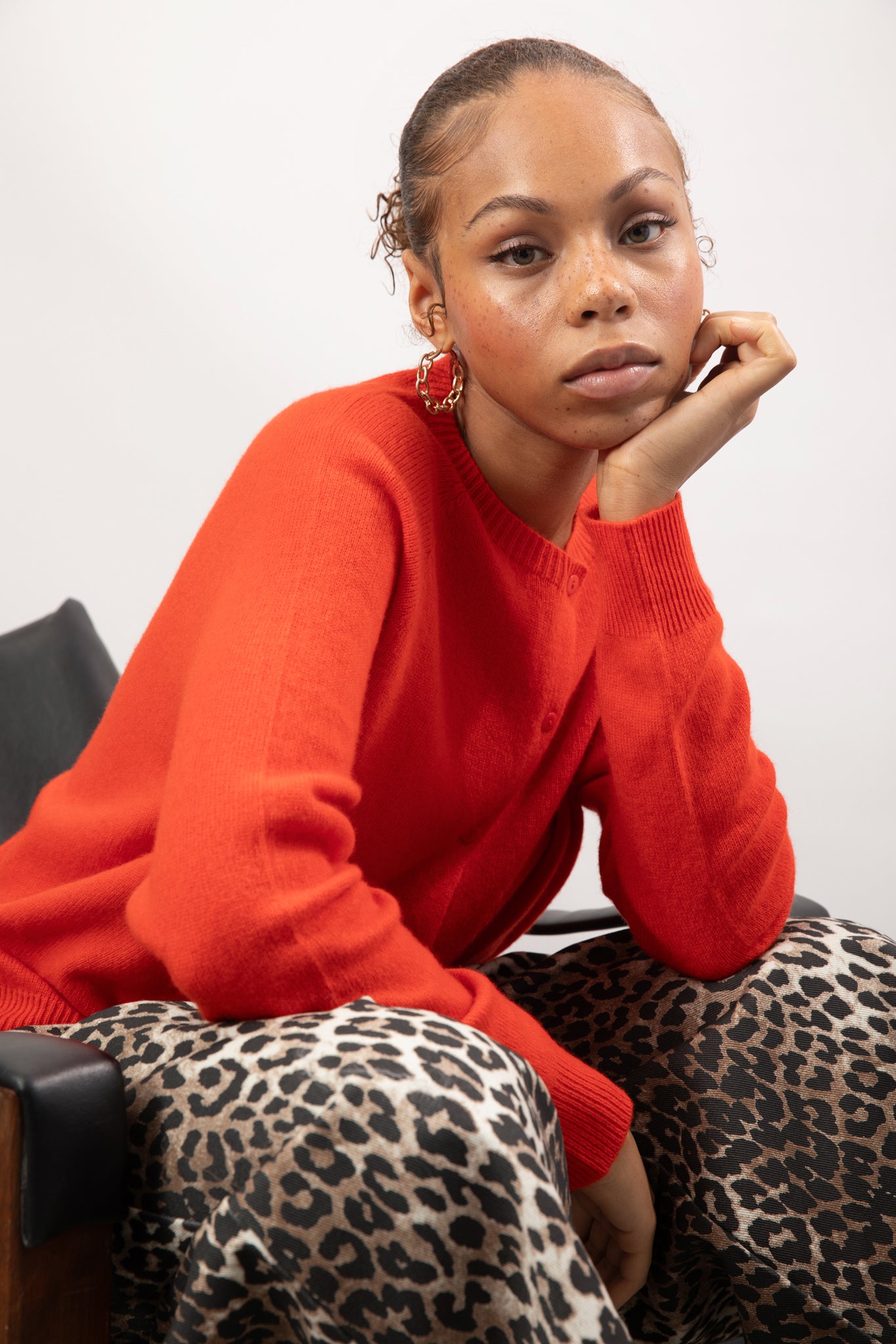 Bright red pure wool round neck cardigan_5