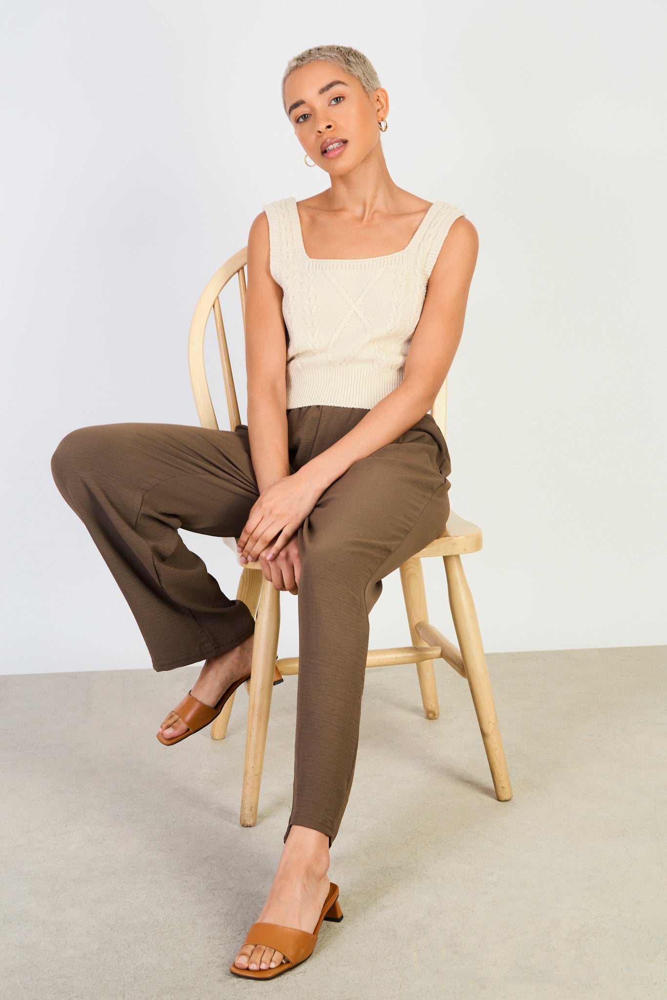 Brown crinkled relaxed trousers_5