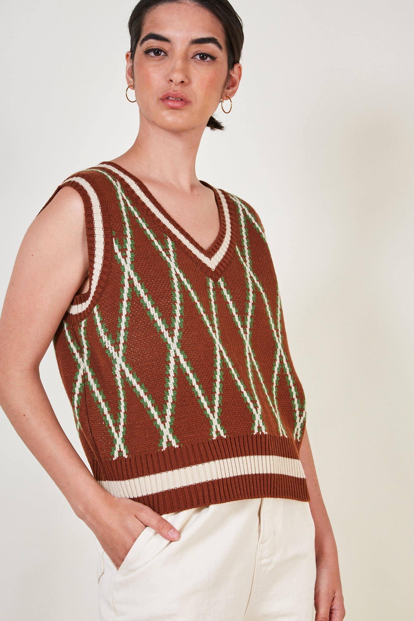 Brown contrast diamond striped sweater vest_1