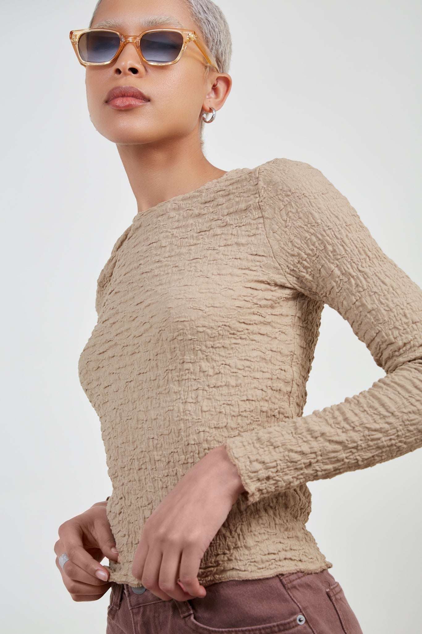 Beige crinkled fitted tee_1