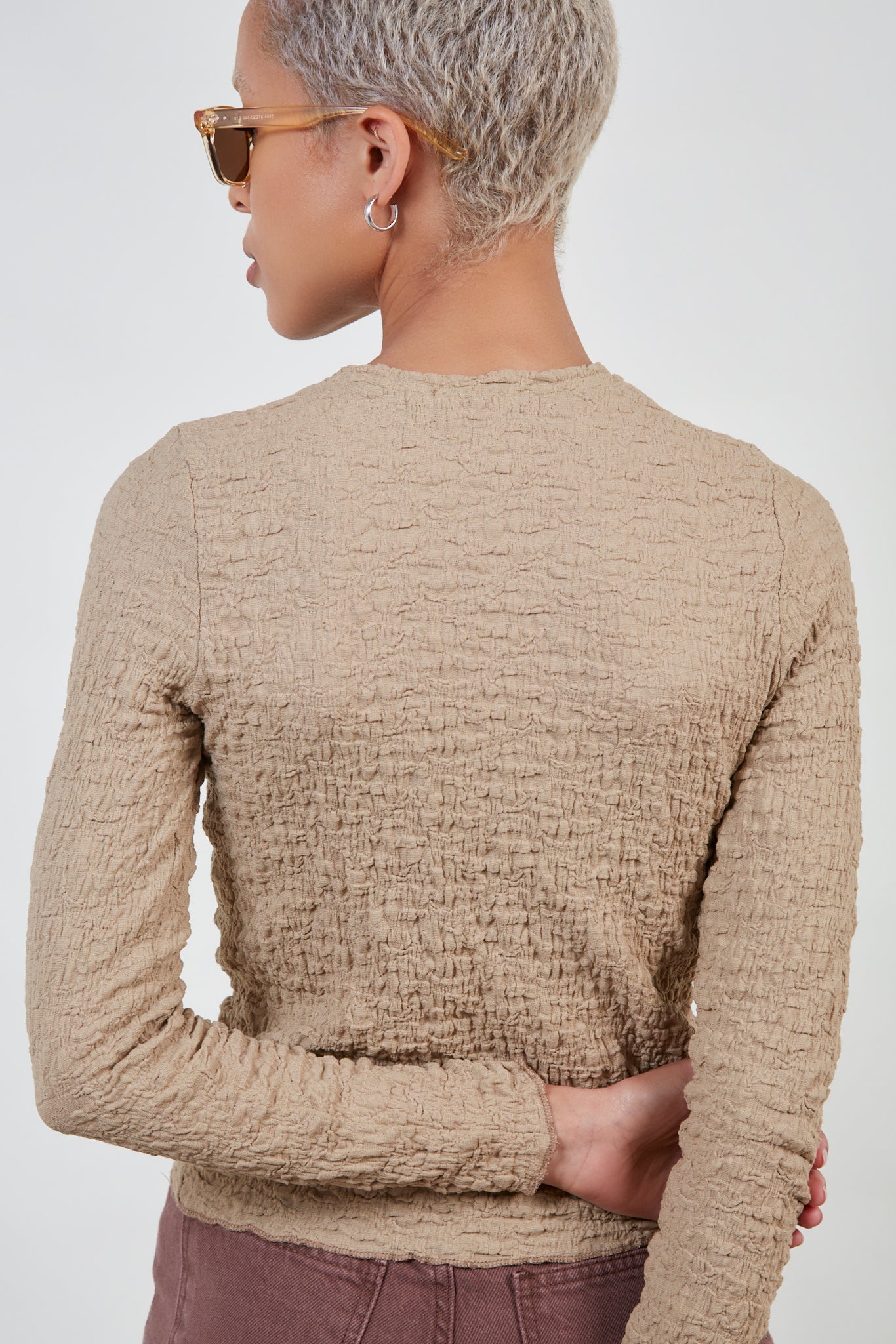 Beige crinkled fitted tee_3