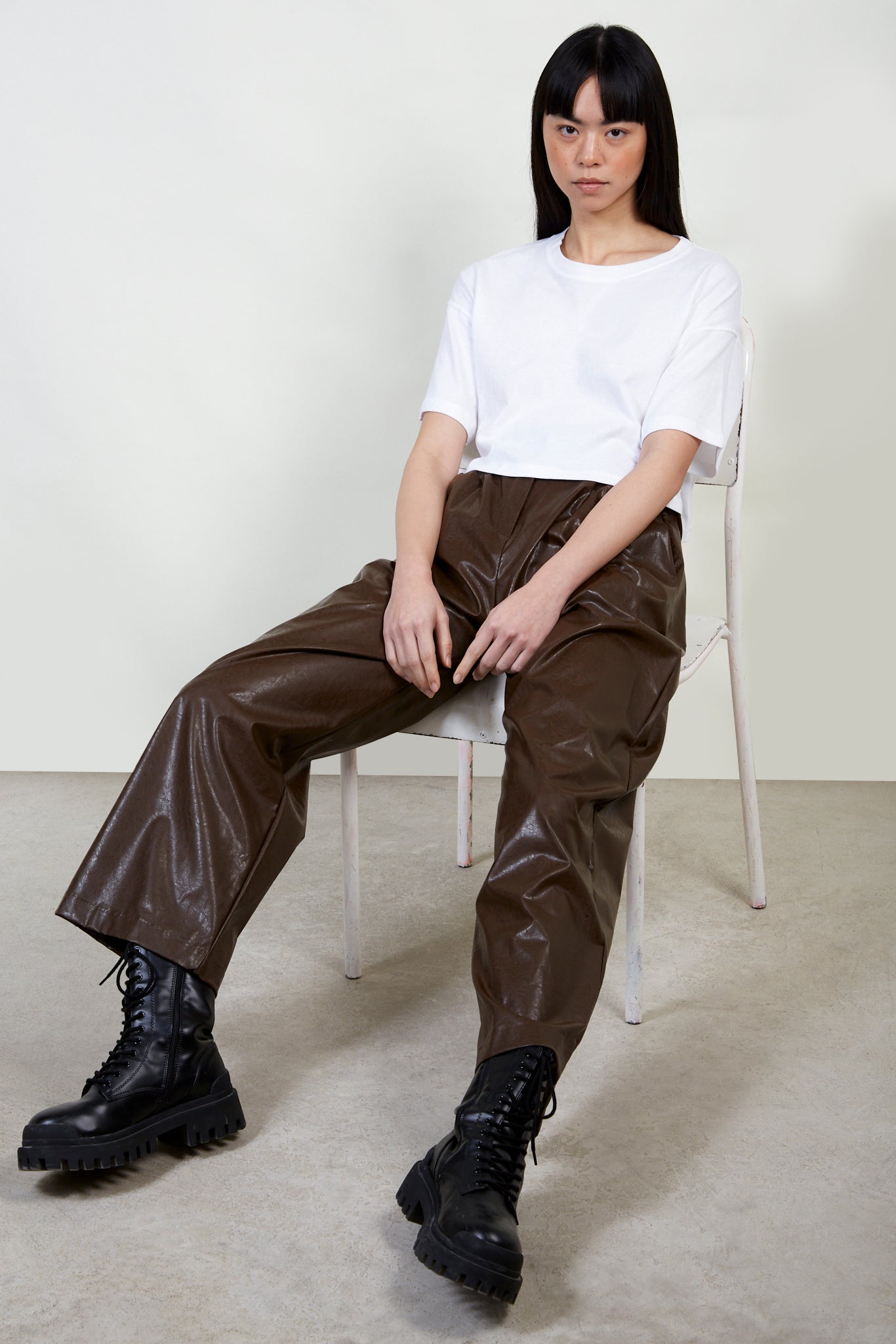 Brown vegan leather adjustable waist trousers_5