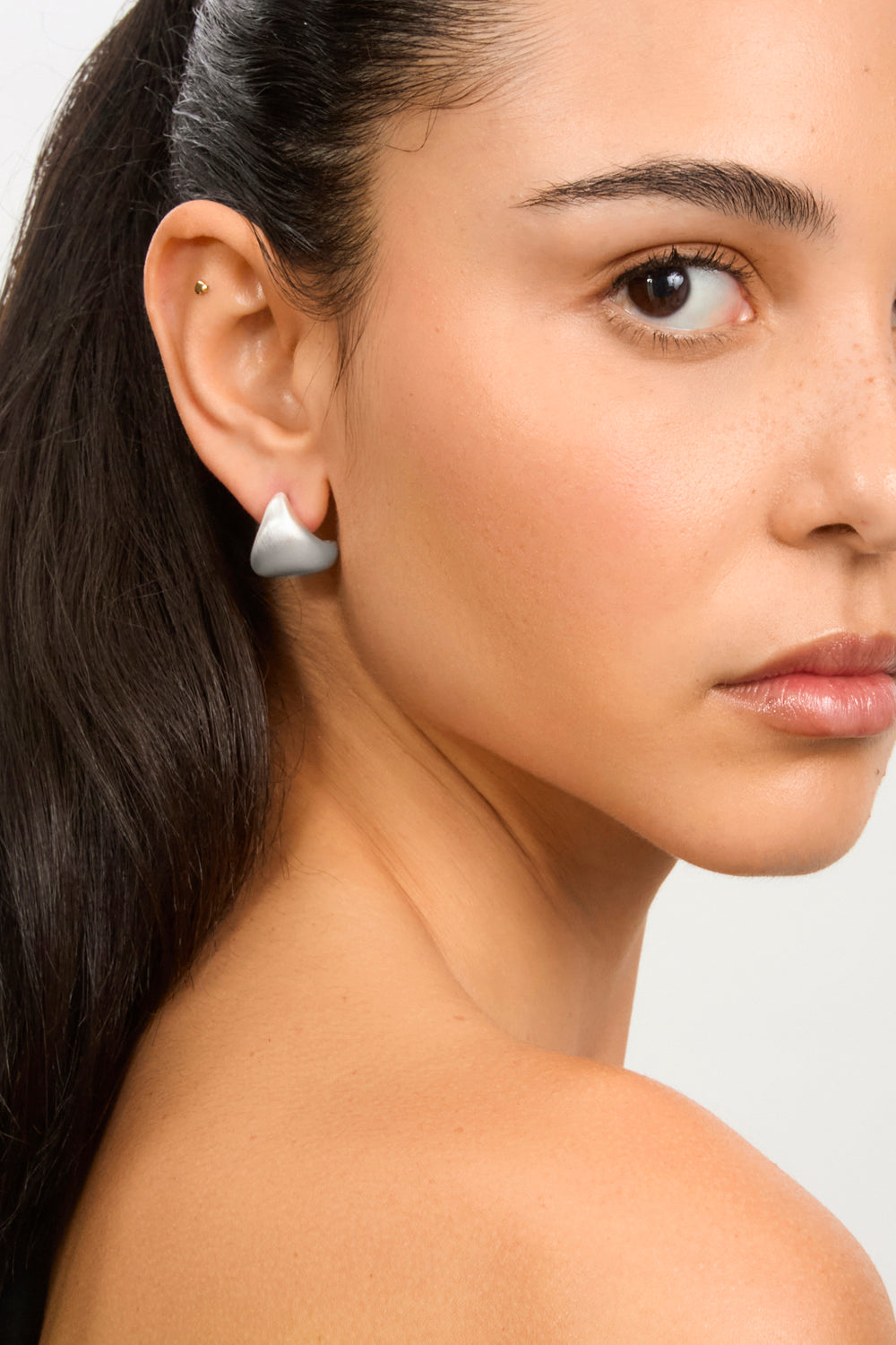 Brushed silver triangle stud earrings_1