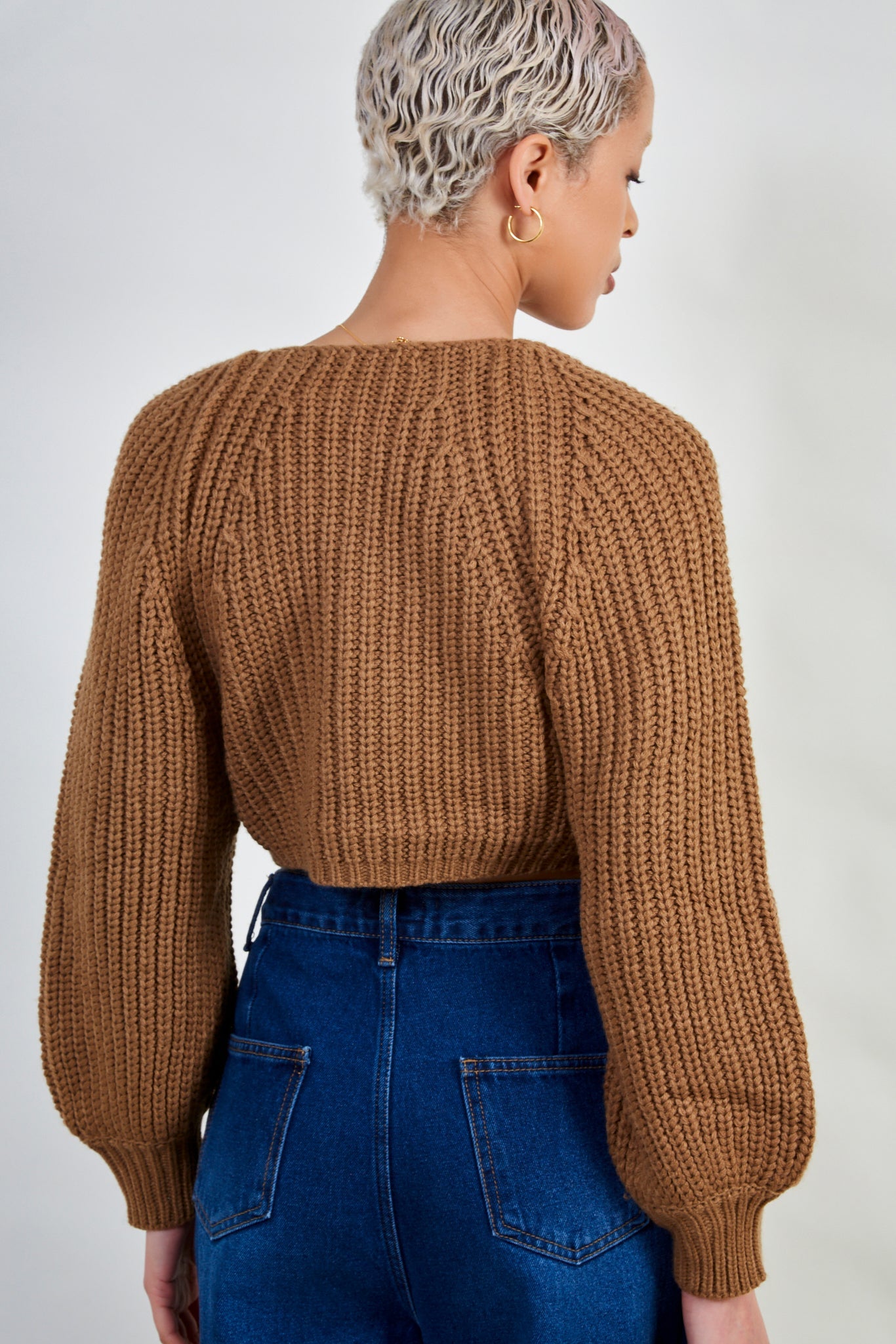 Camel cross over balloon sleeve sweater_4