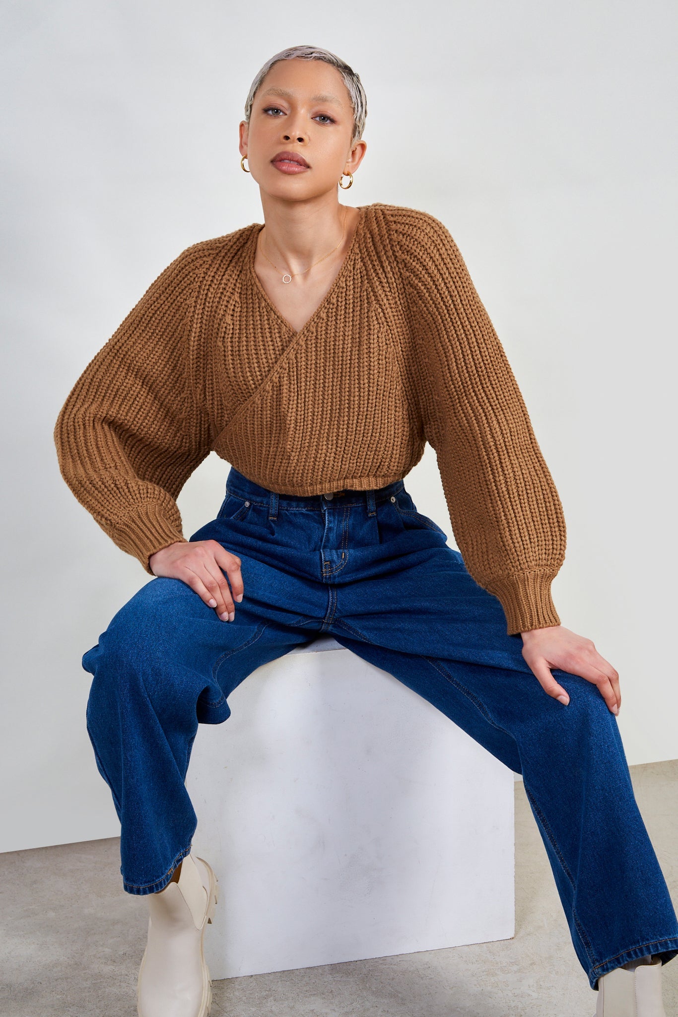 Camel cross over balloon sleeve sweater_5