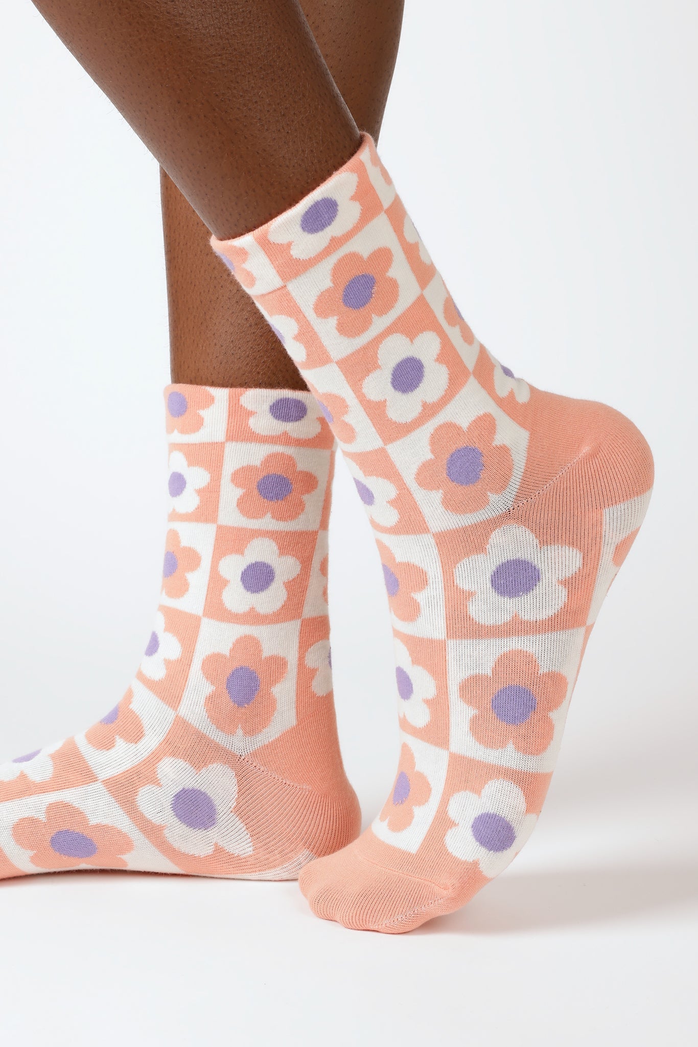 Coral daisy checkered socks_1