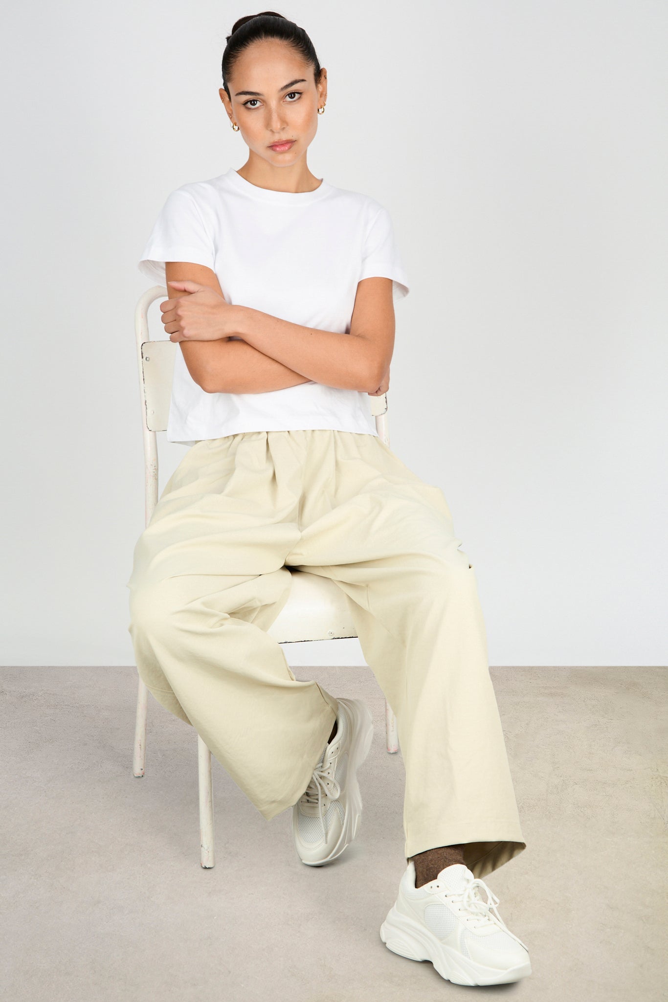 Dark beige pleated ruched waist relaxed trousers_5