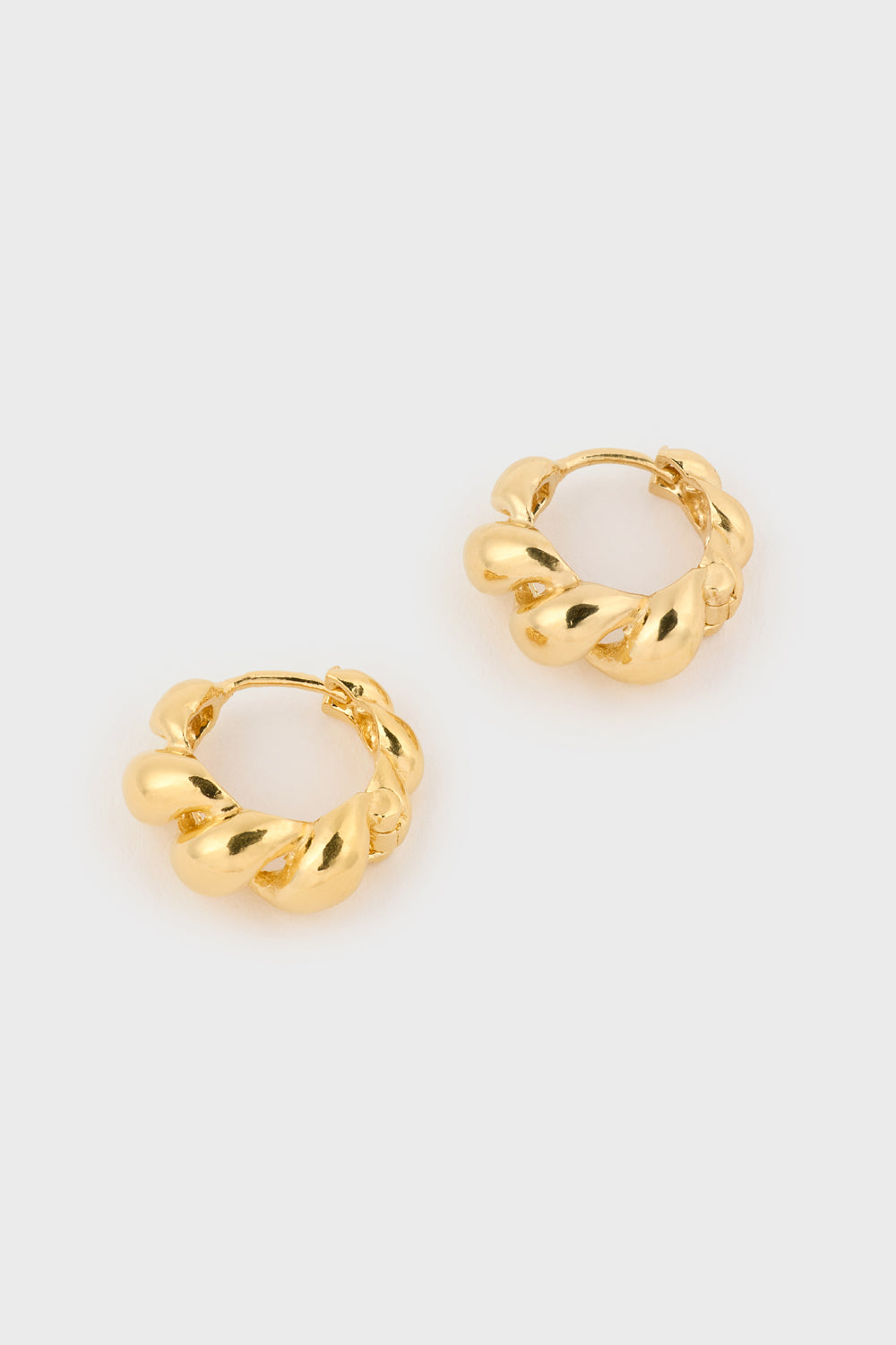 Gold 15mm large twisted spiral huggie earrings_2