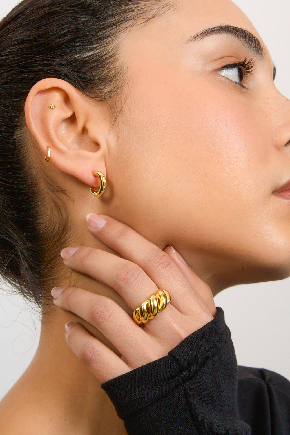 Gold 15mm thick inner triangle detail hoop earrings_1