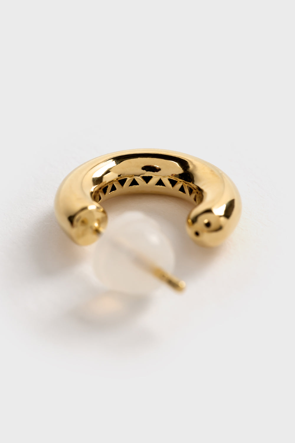 Gold 15mm thick inner triangle detail hoop earrings_4