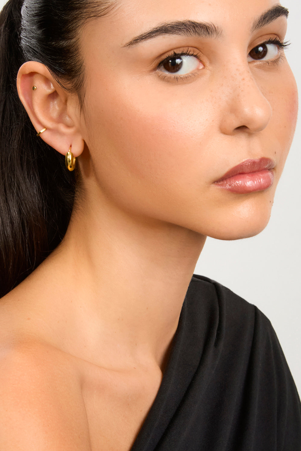Gold thick rounded hoop earrings_1