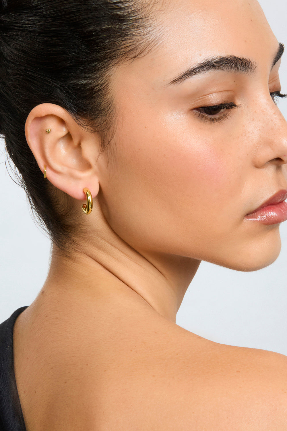 Gold 18mm thick inner triangle detail hoop earrings_2