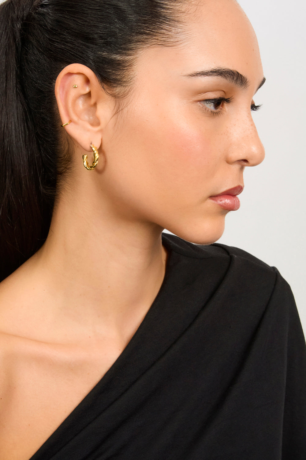 Gold 20mm twisted hoop earrings_1