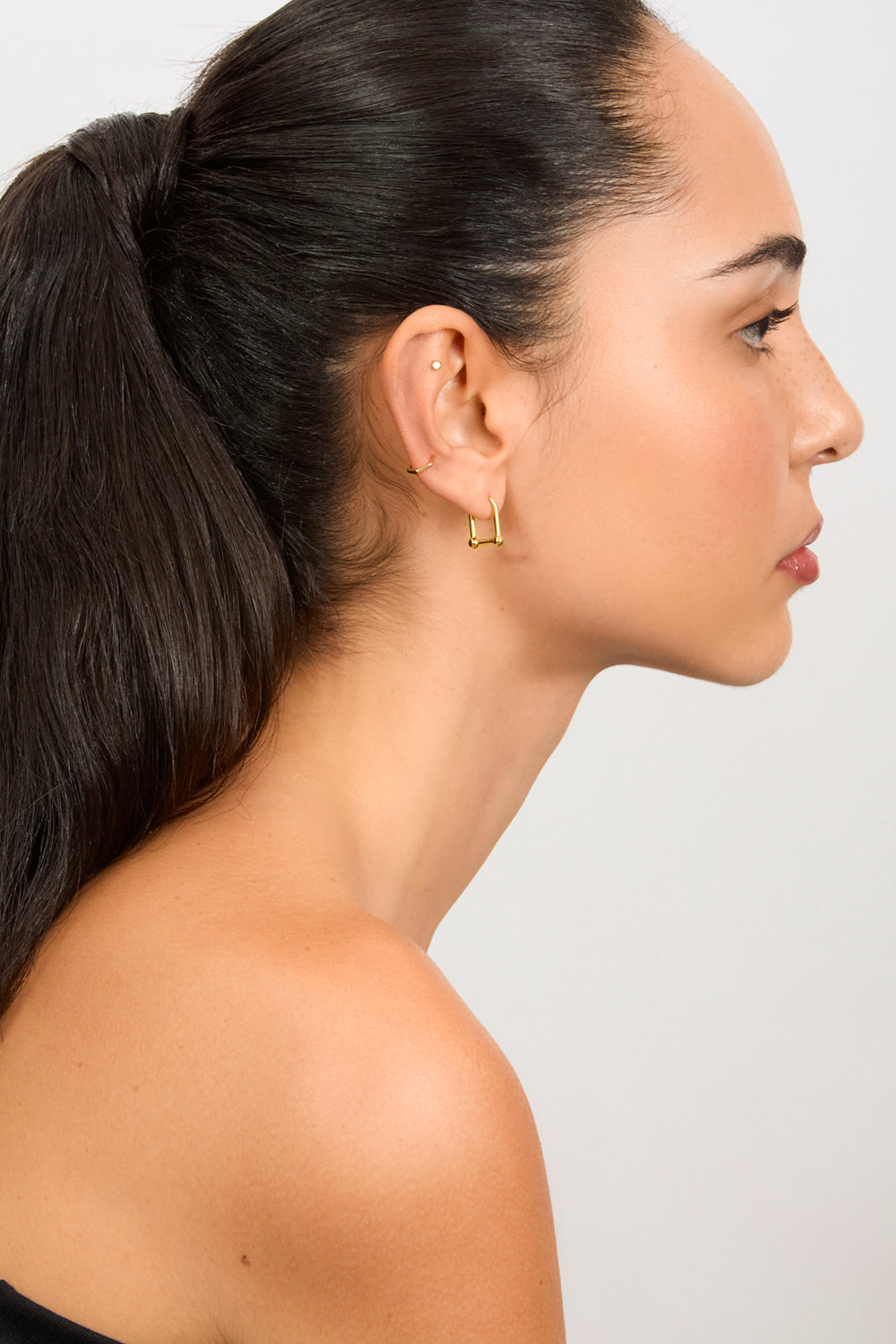 Gold D-shaped hoop earrings_2
