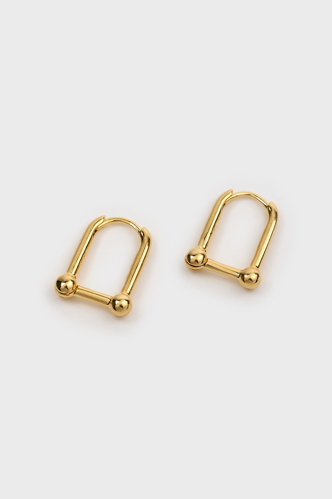 Gold D-shaped hoop earrings_1
