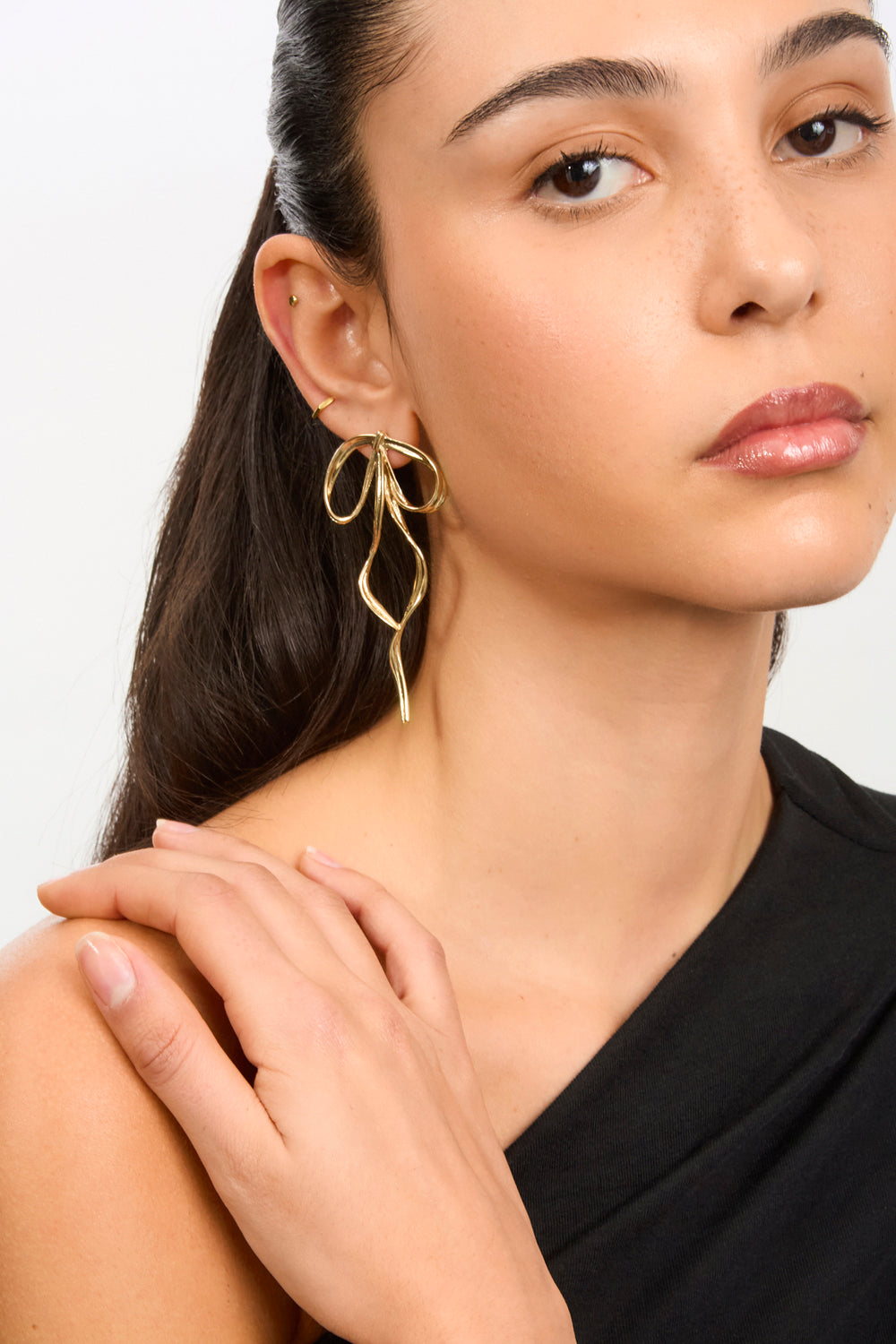 Gold bow stud earrings_1