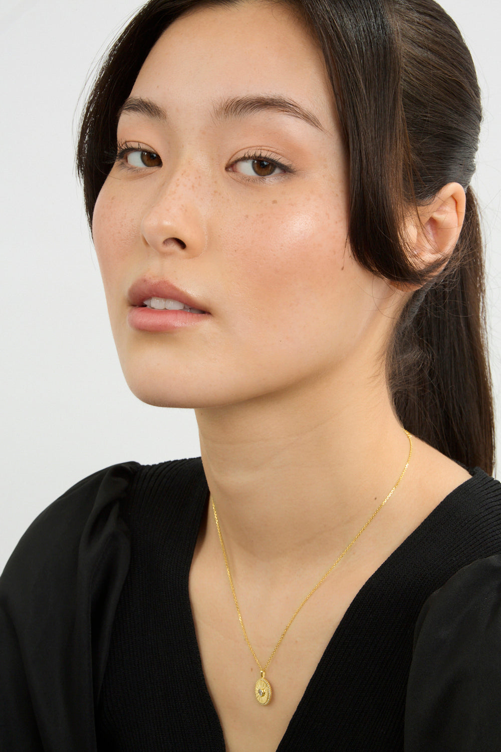 Gold diamante etched oval pendant necklace_2