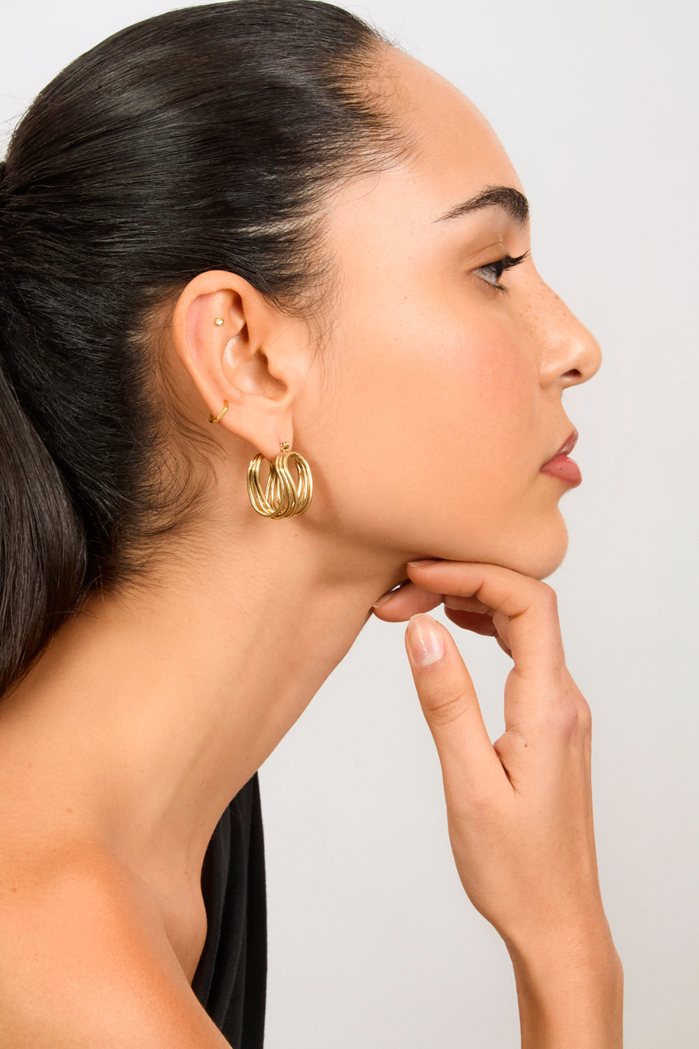 Gold looped U earrings_1