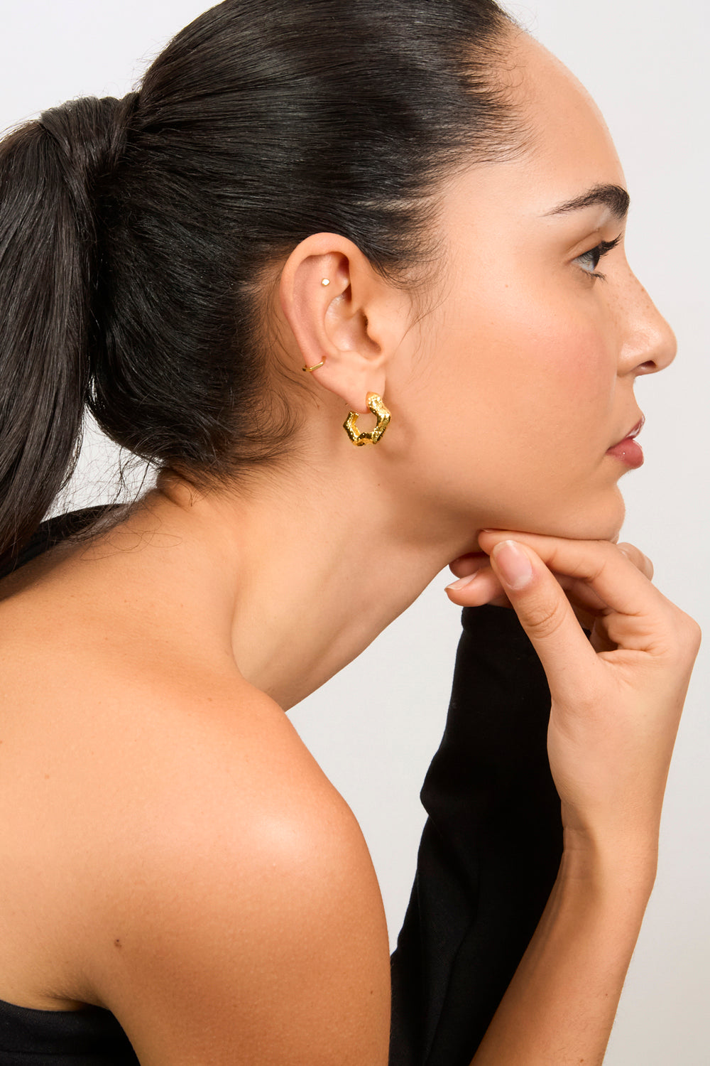 Gold squiqqle thick hoop earring_1