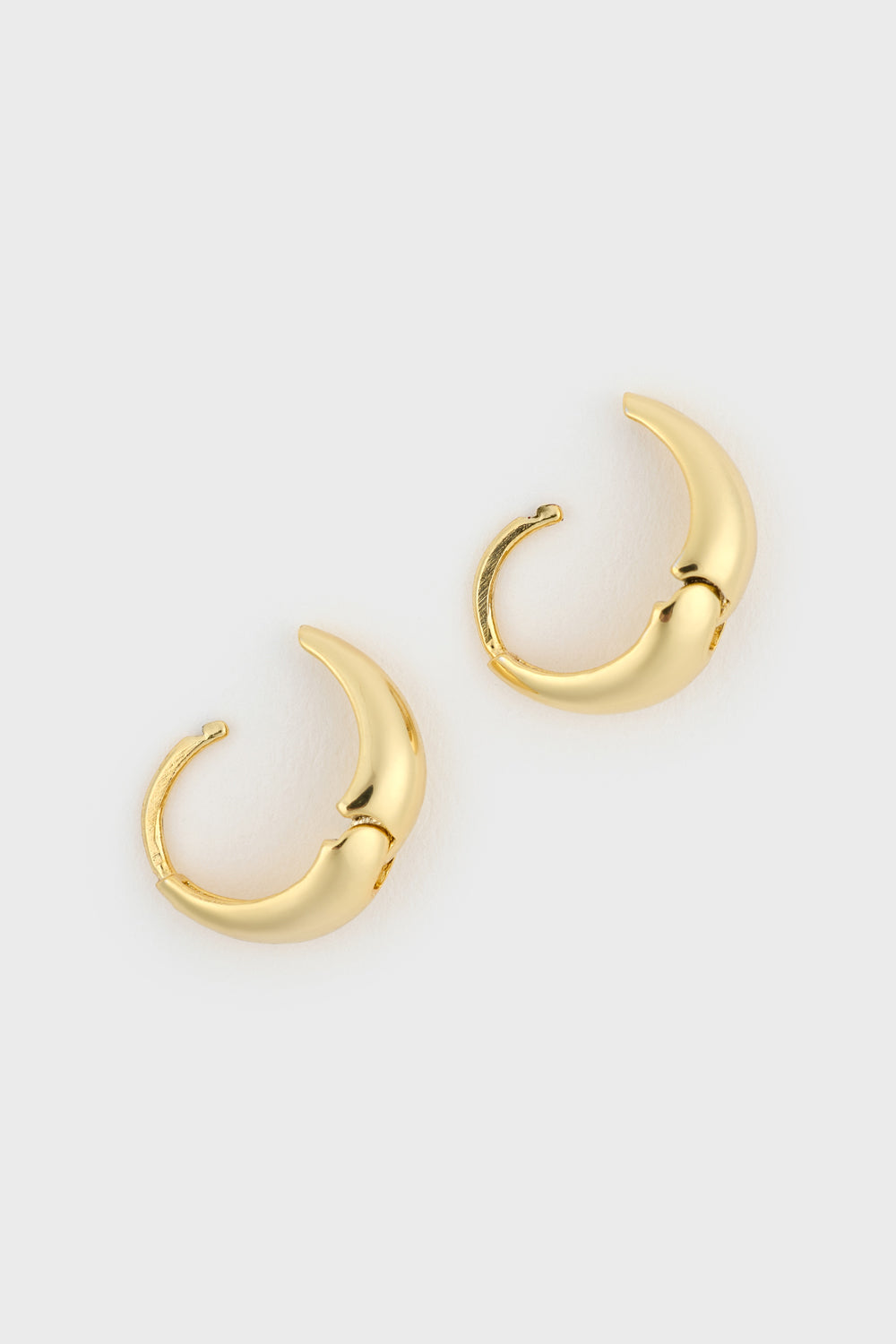Gold thick huggie hoop earrings_3