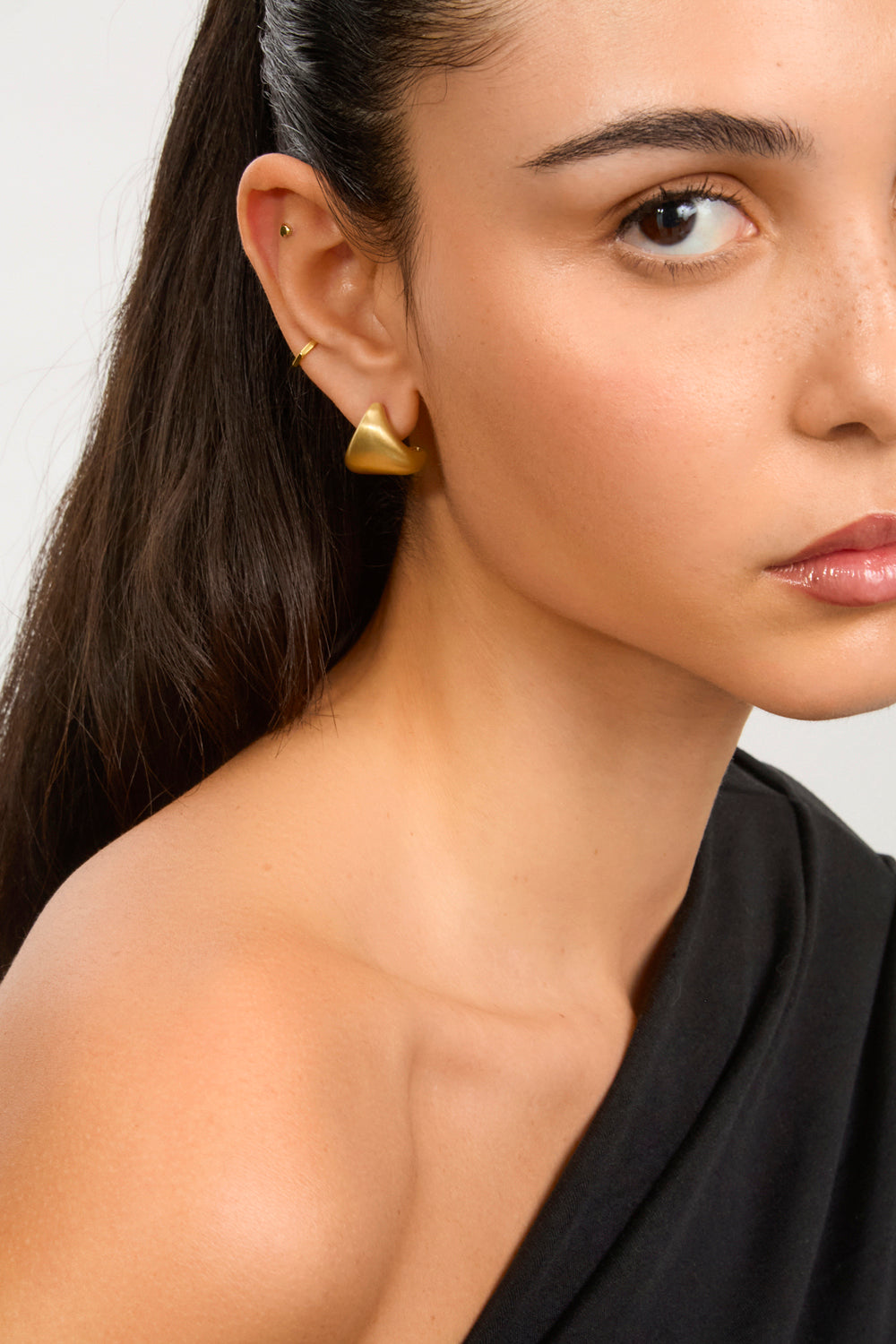 Gold triangle stud earrings_1