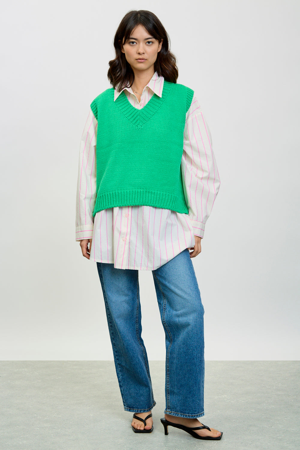 Green wide trim V neck sweater vest_4