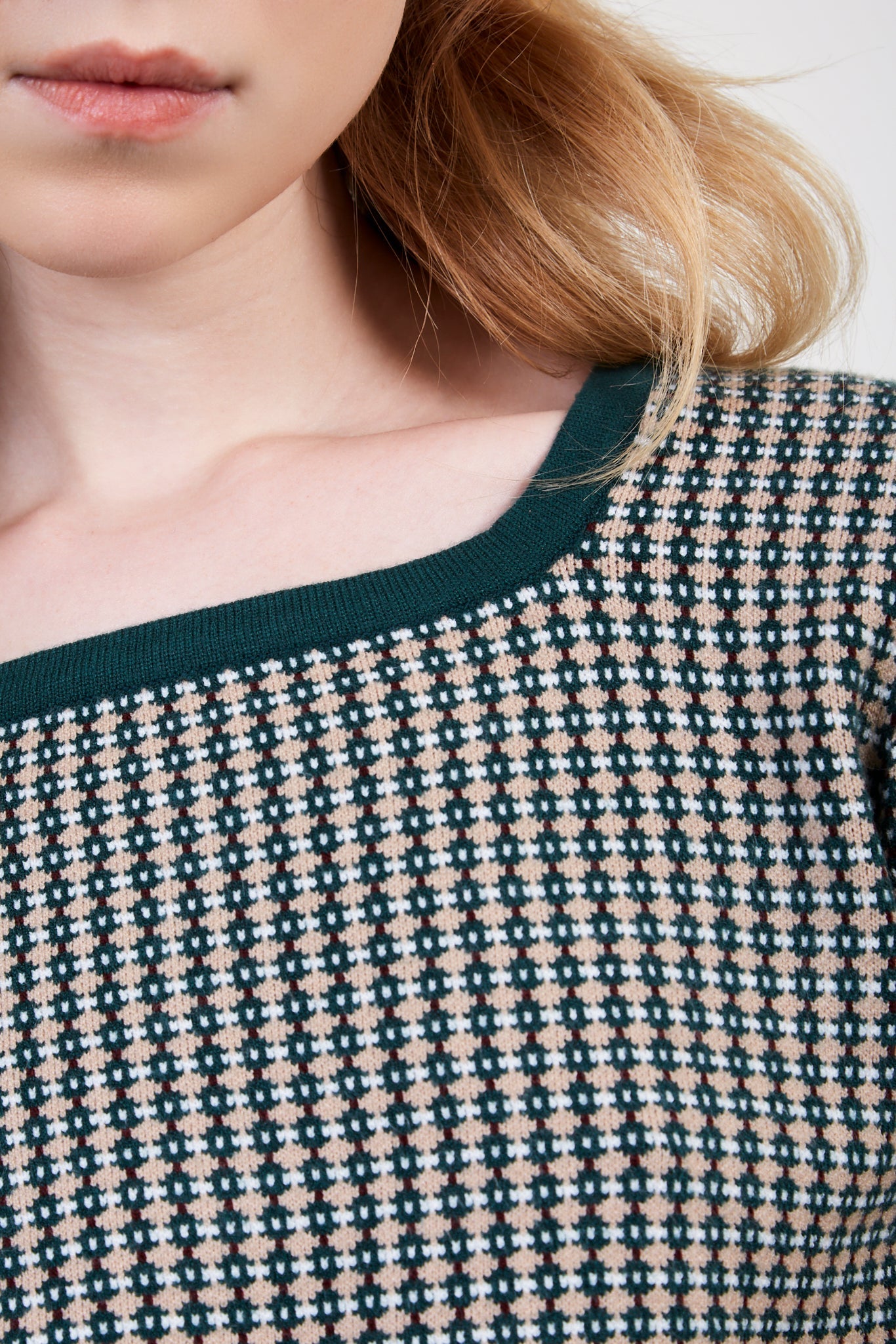 Green and beige dots knit tee_4