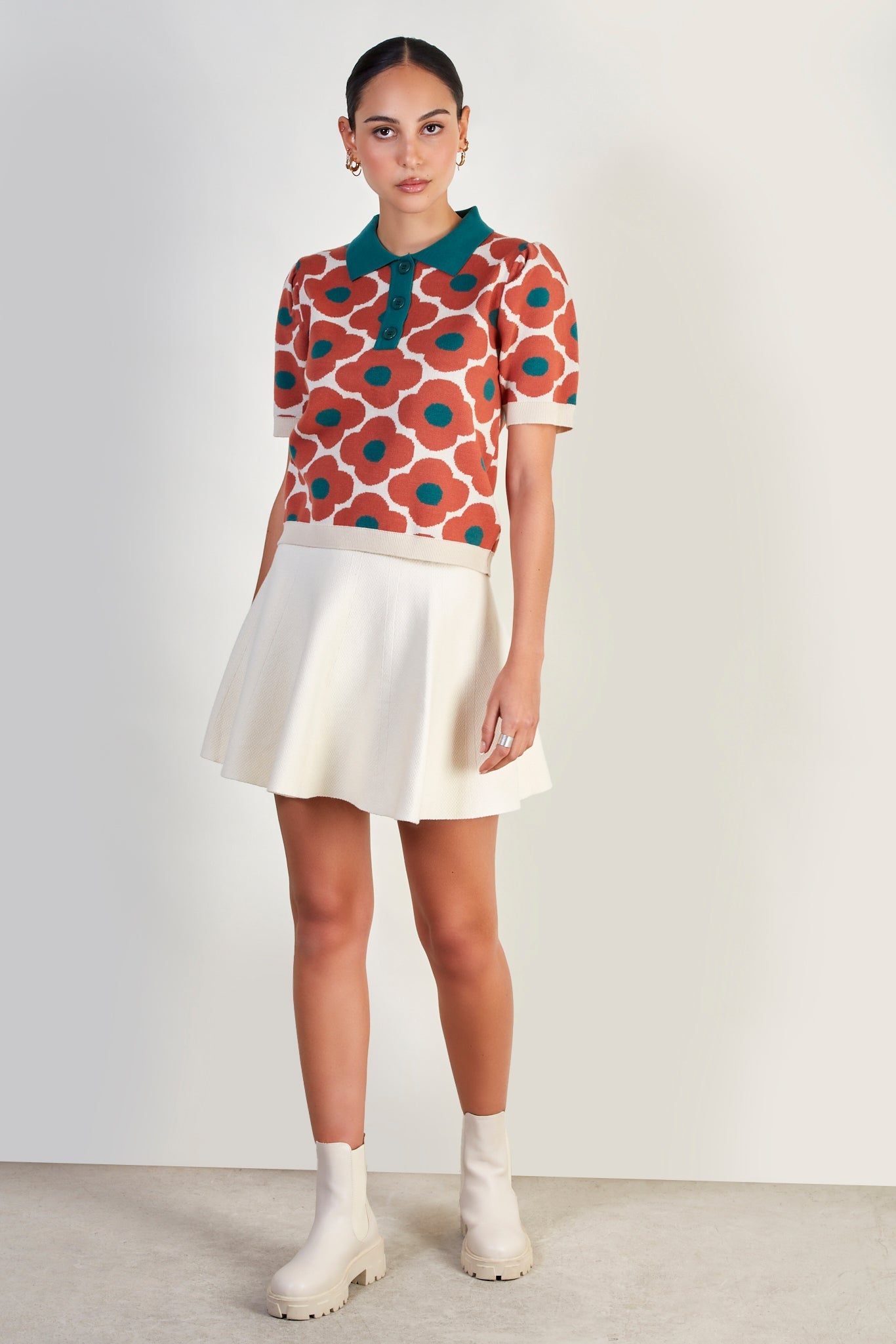 Green and red collar intarsia floral knit polo_2