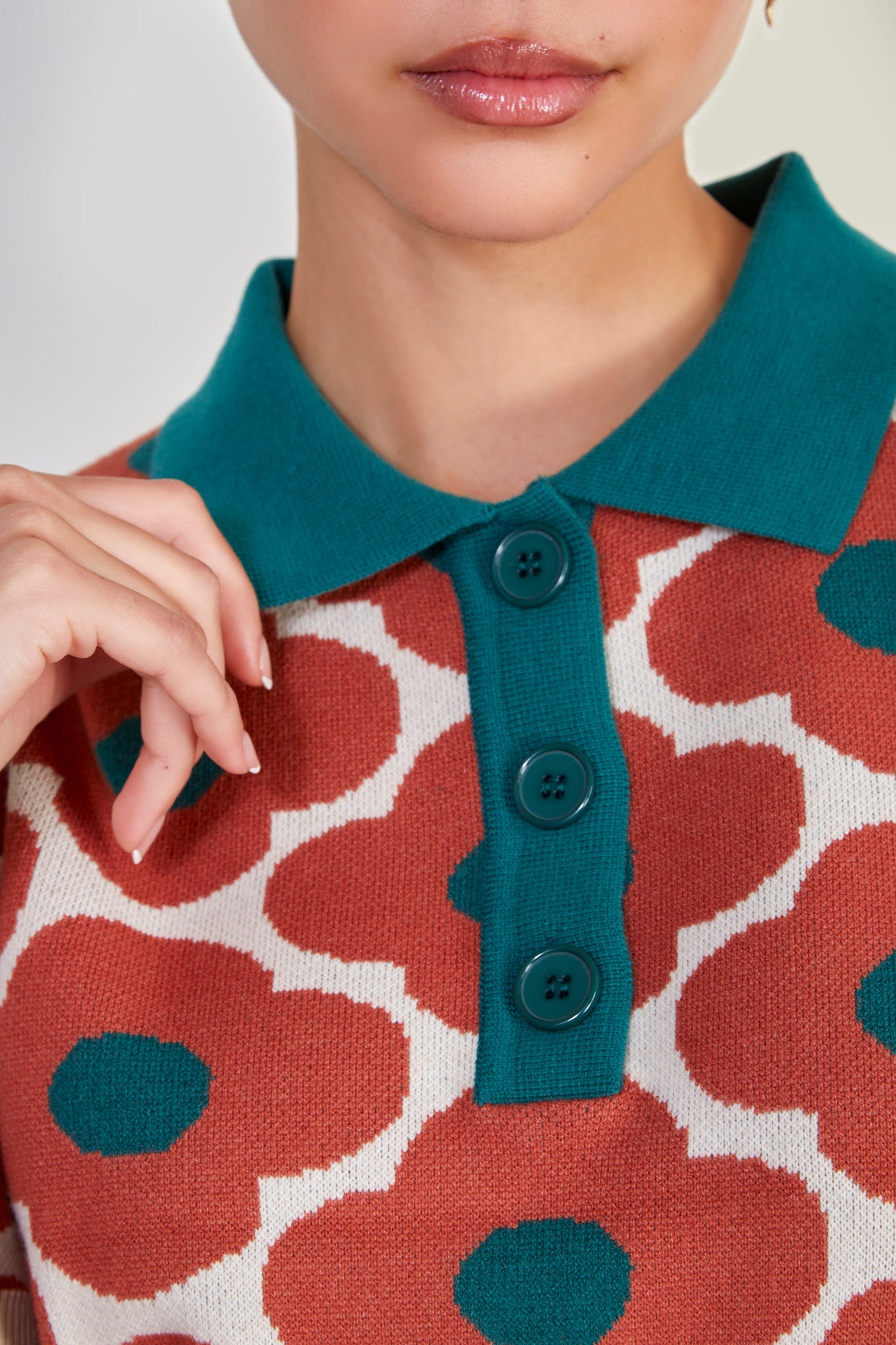 Green and red collar intarsia floral knit polo_4