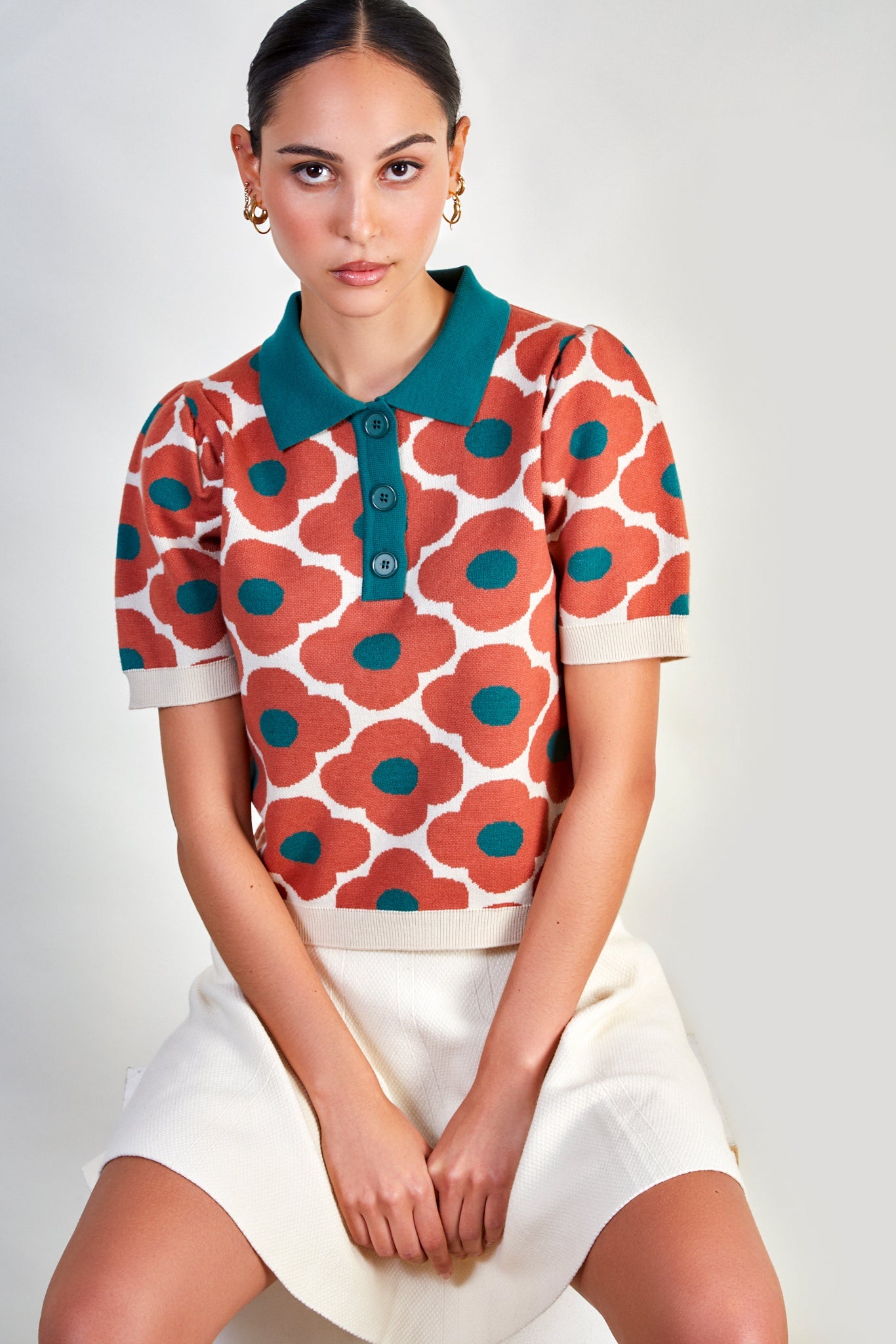 Green and red collar intarsia floral knit polo_5