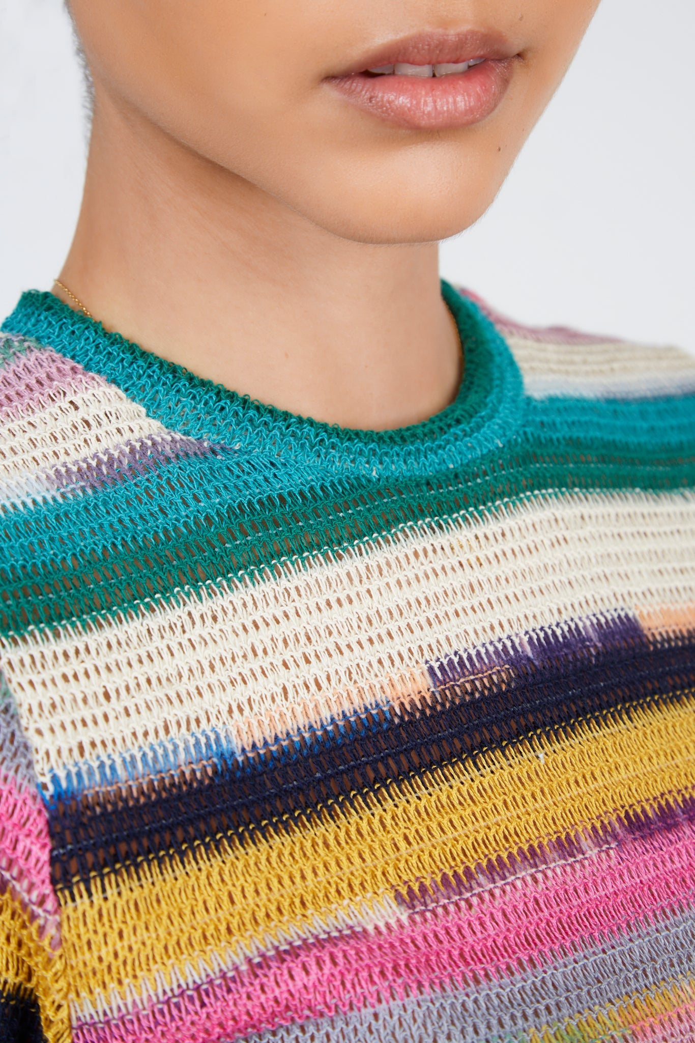 Green rainbow striped cropped tee_5