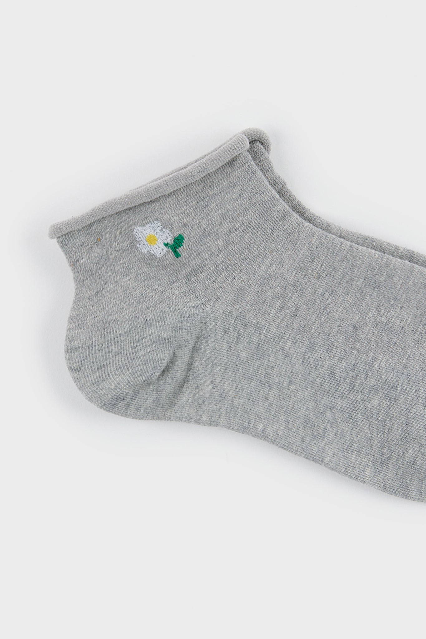 Grey and white metallic flower ankle socks_4