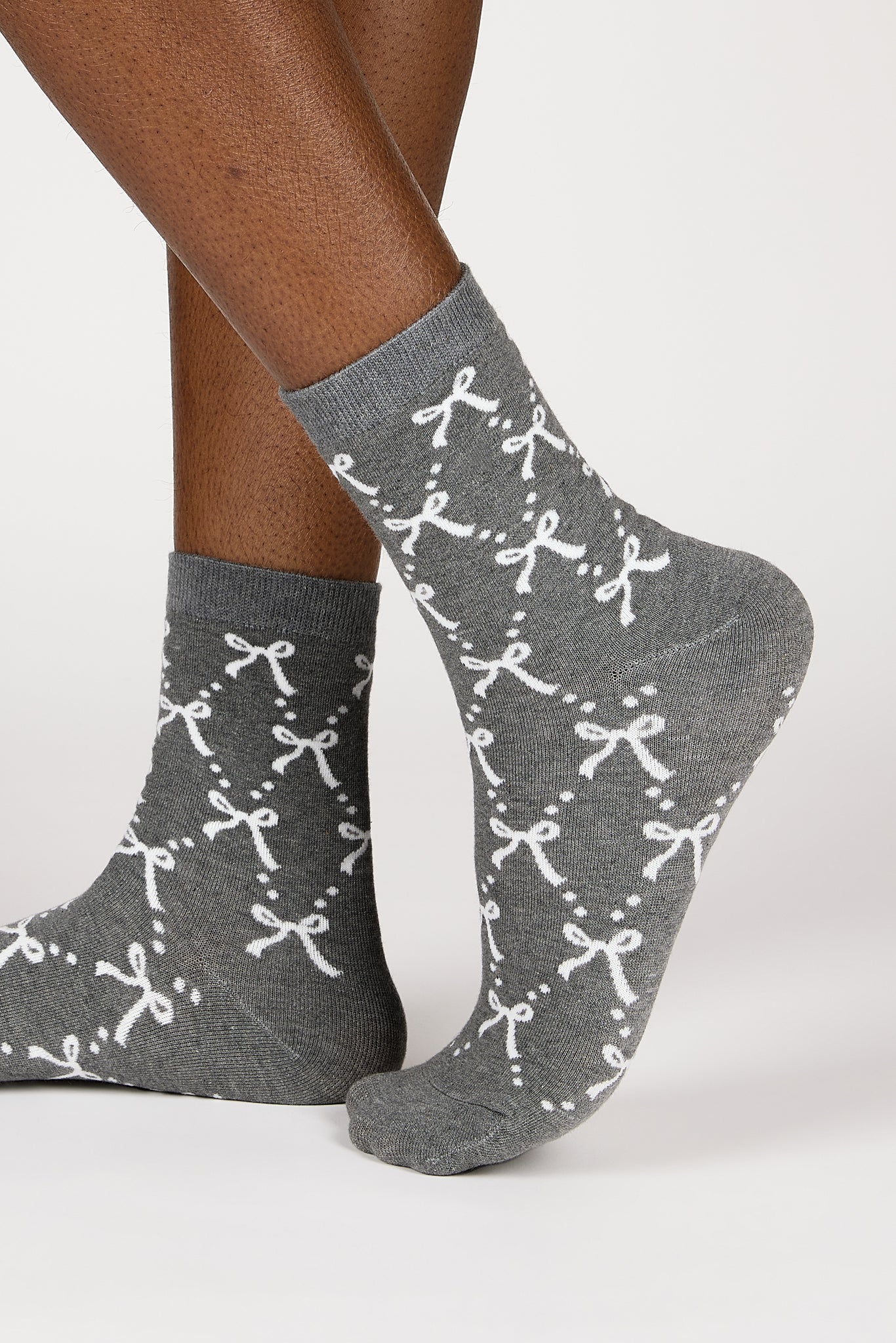 Grey and white ribbon and dots socks_3
