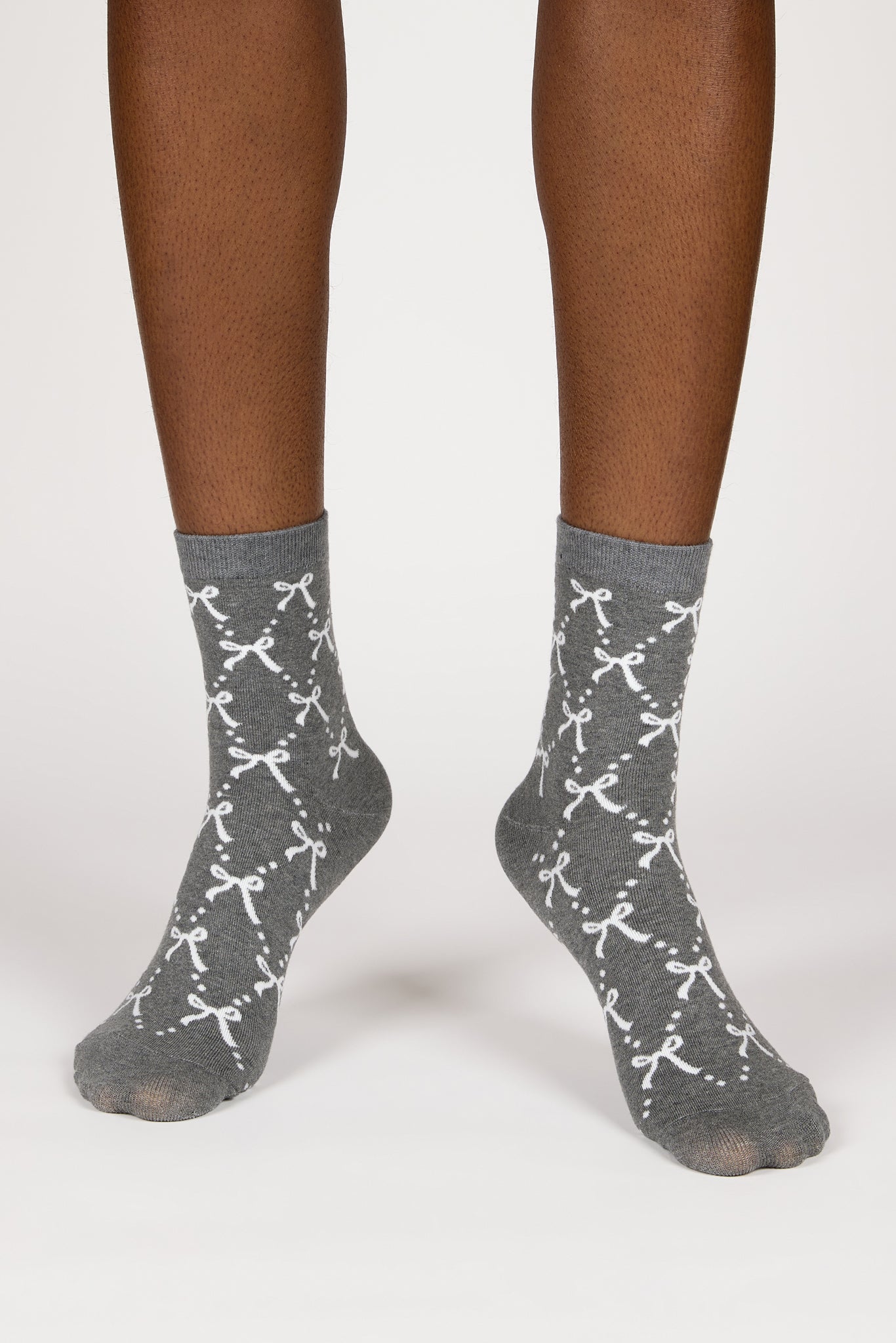 Grey and white ribbon and dots socks_4