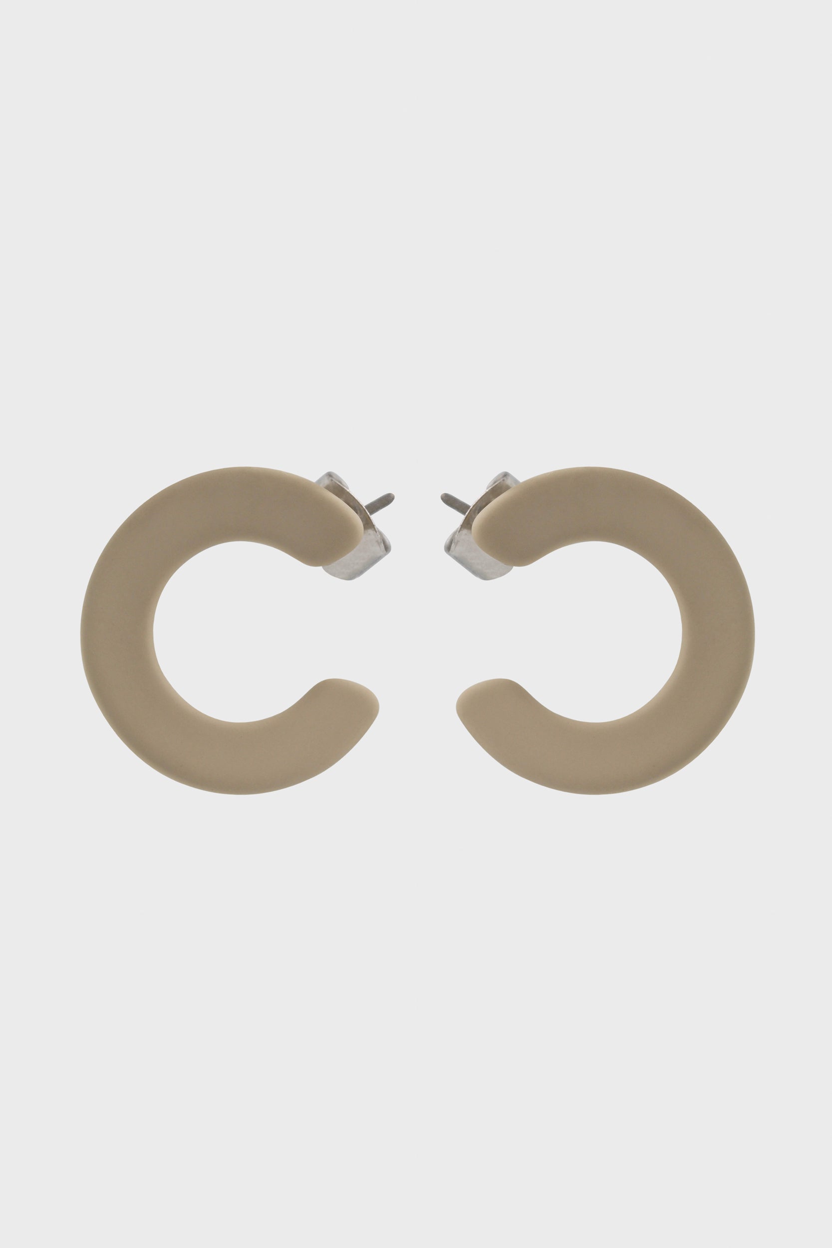 Ivory matte open circle stud earrings_2