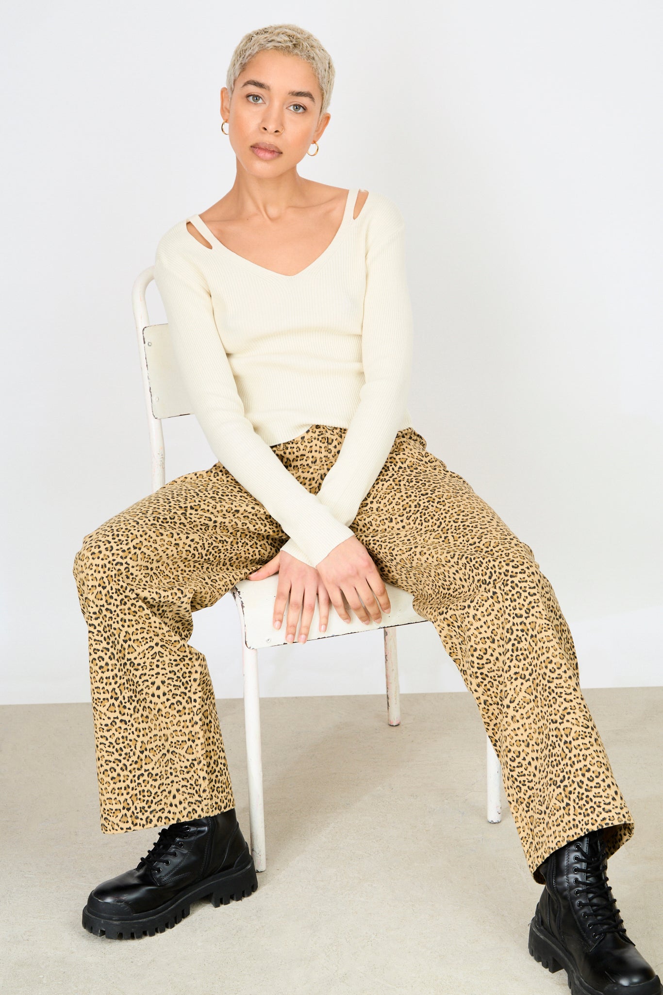 Ivory V neck double slit shoulder knit top_5