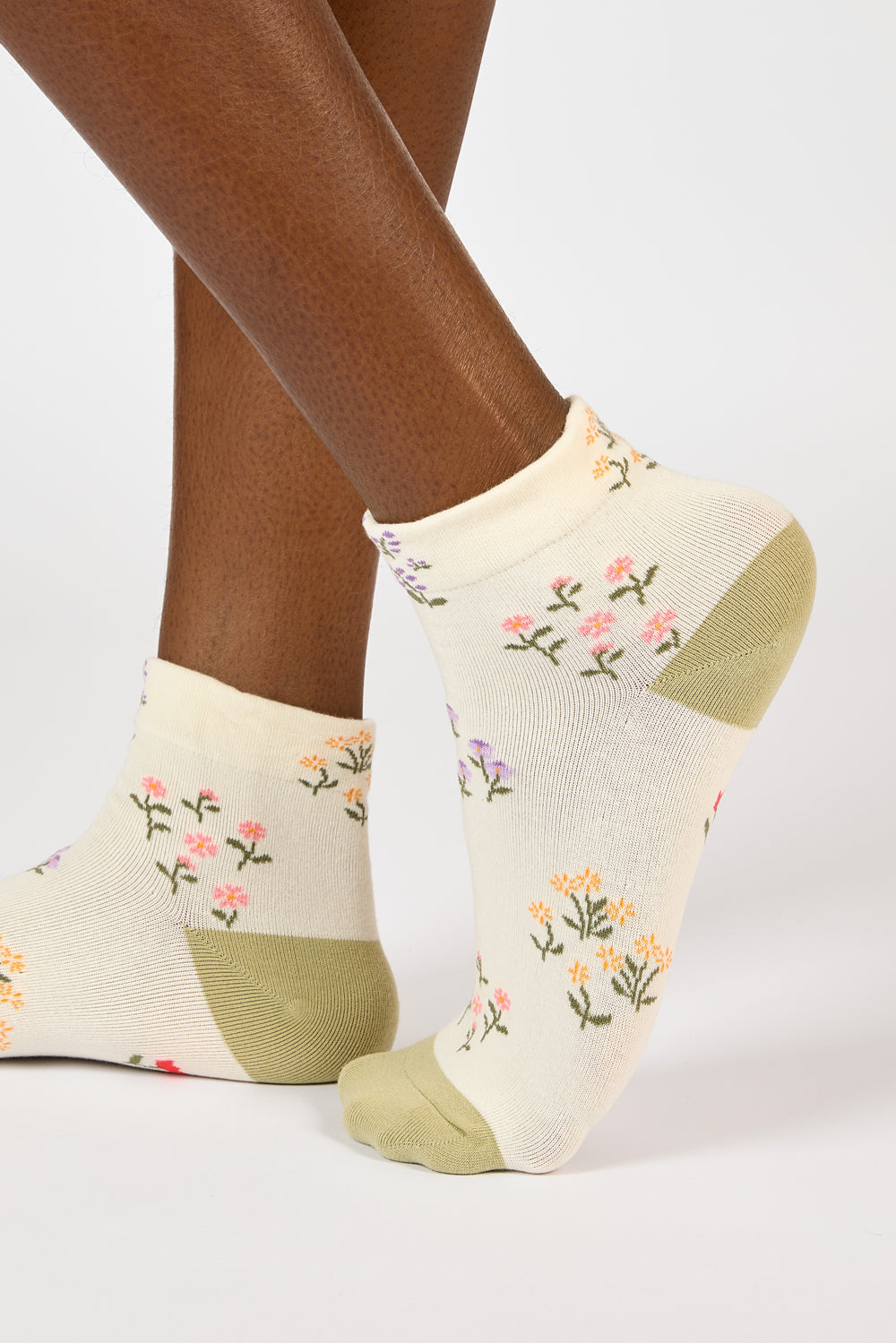 Ivory and khaki floral cluster socks_1