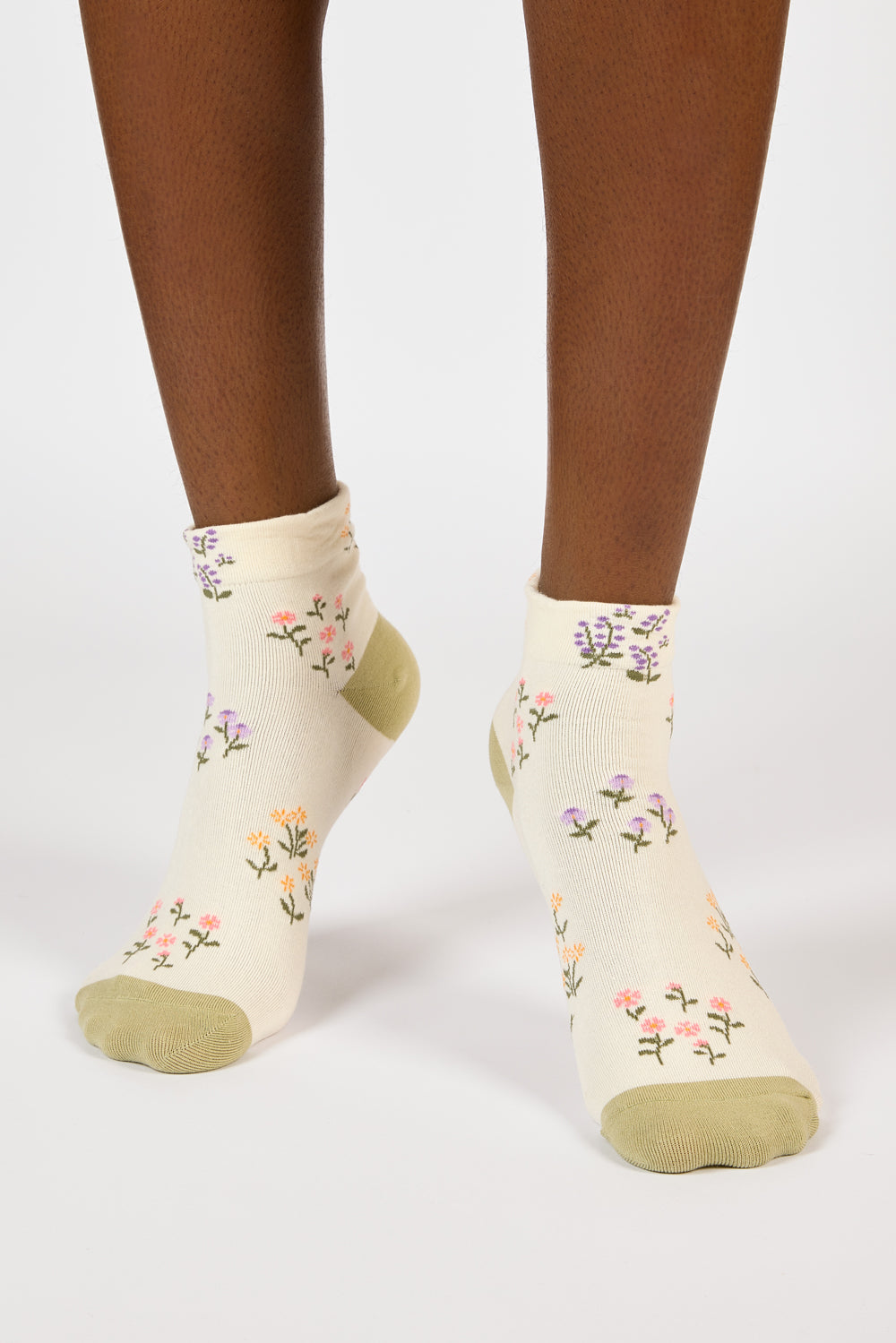 Ivory and khaki floral cluster socks_3