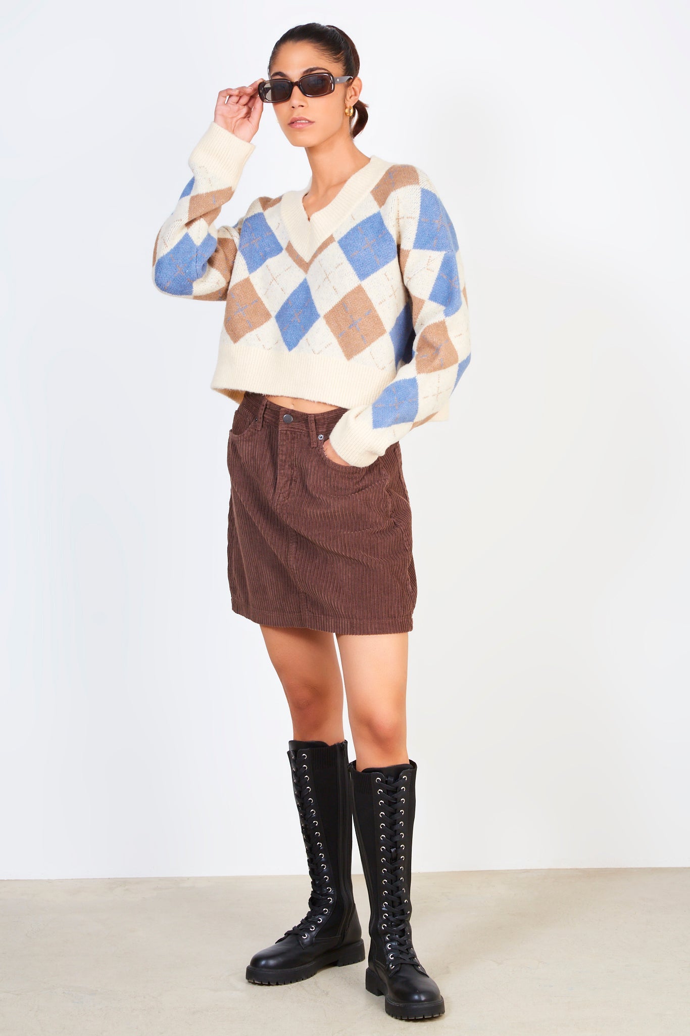 Ivory camel and blue dashed argyle V neck jumper_3