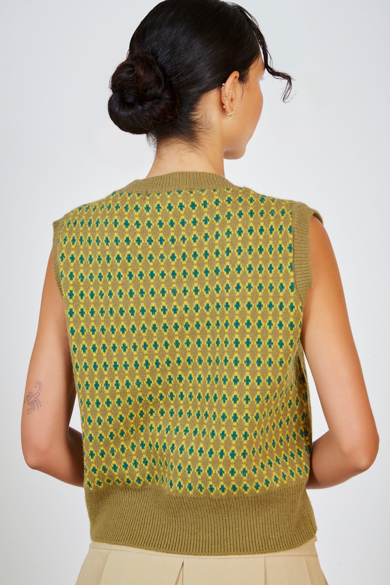 Khaki and green diamond print sweater vest_2